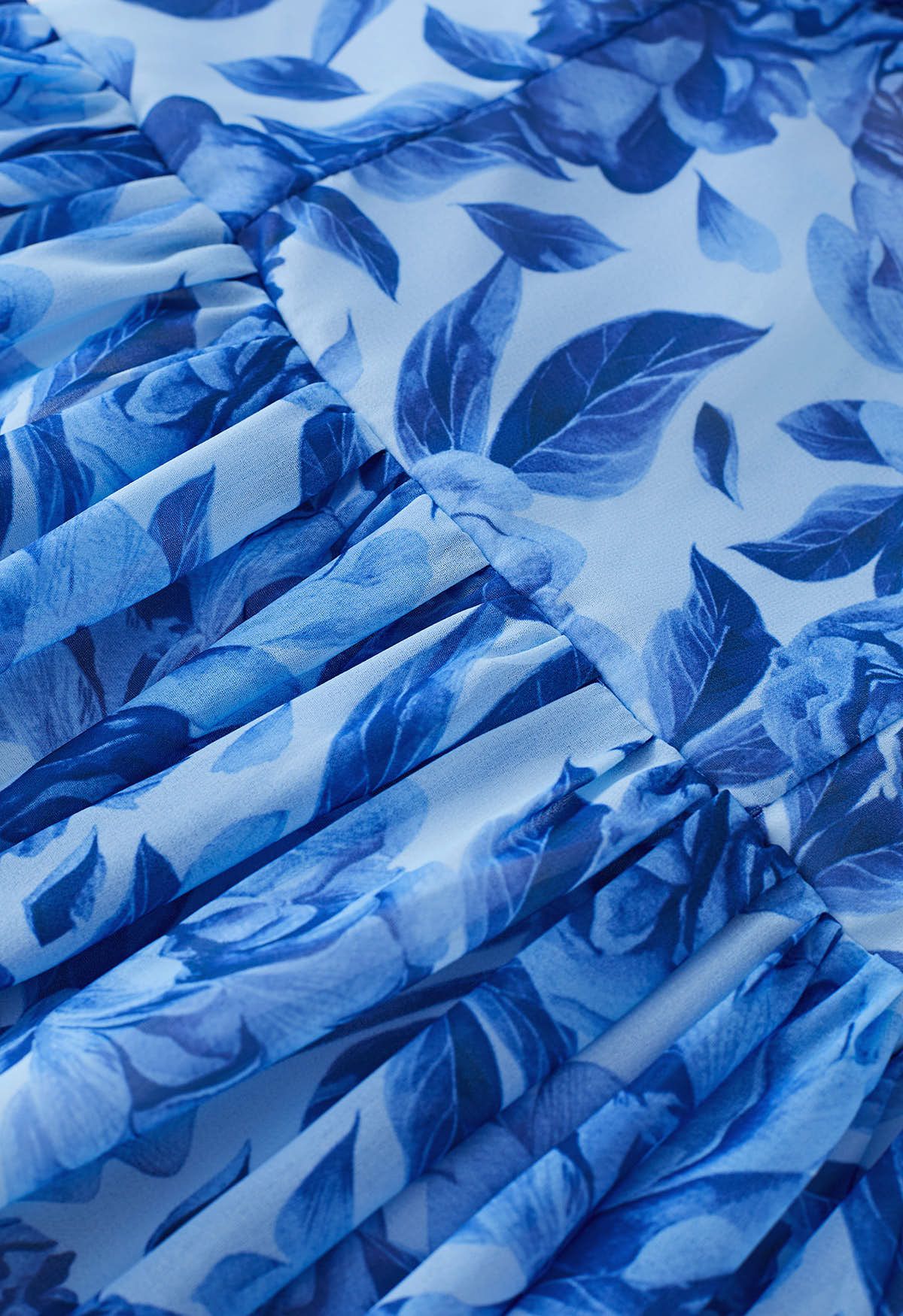 Robe à volants et manches boules à fleurs découpées dans le dos en bleu