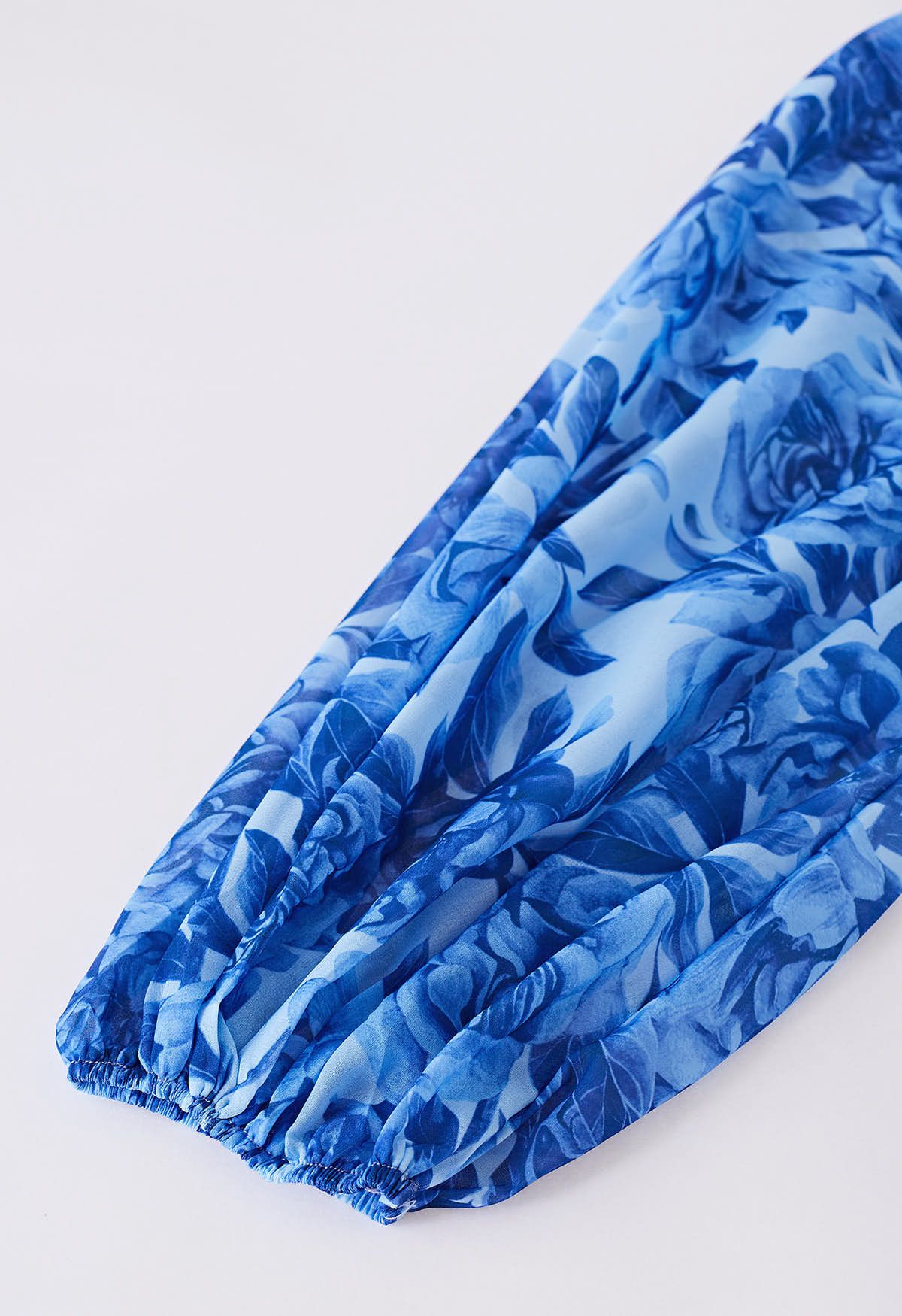 Robe à volants et manches boules à fleurs découpées dans le dos en bleu