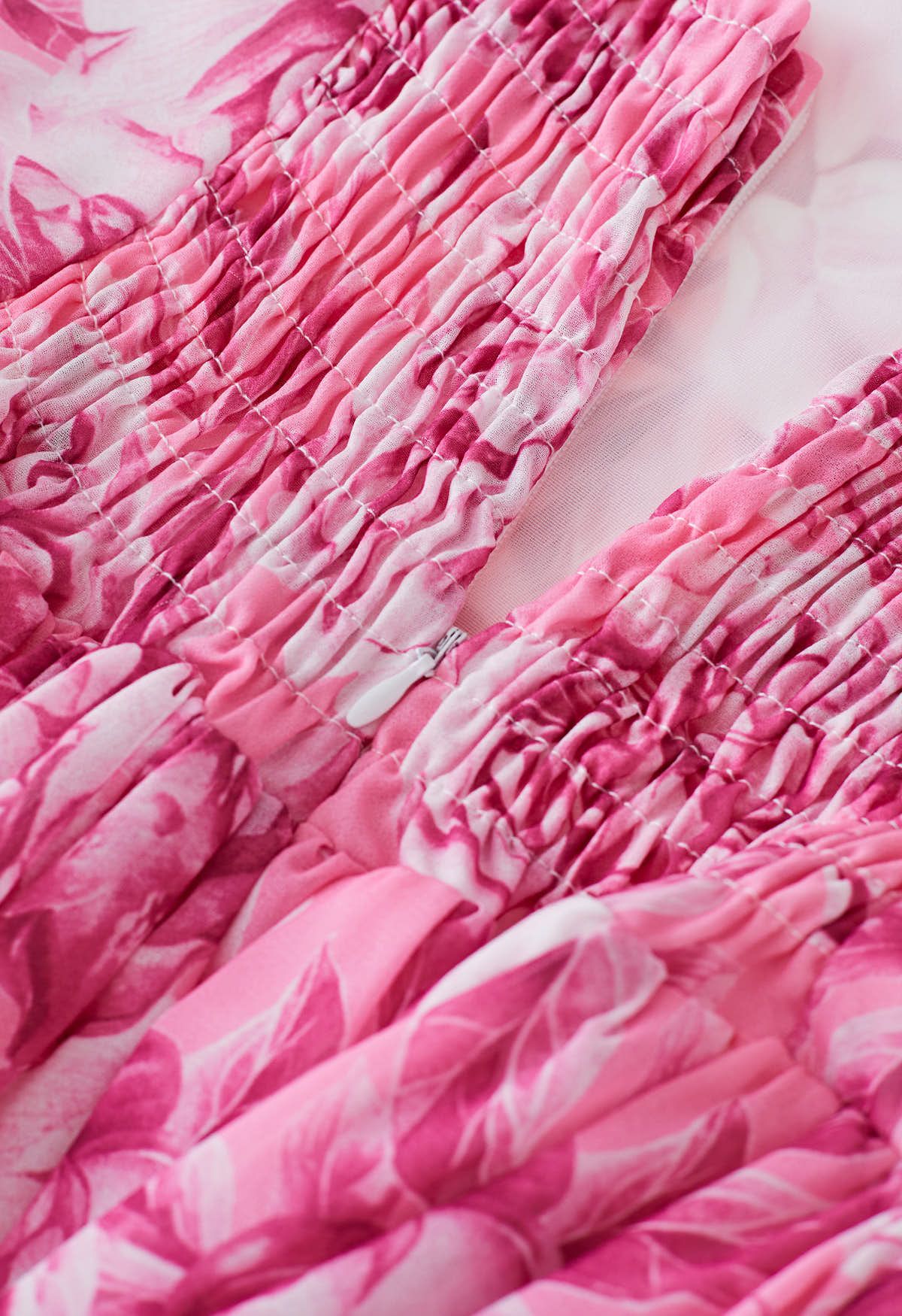 Robe à volants et manches boules à fleurs découpées dans le dos en rose