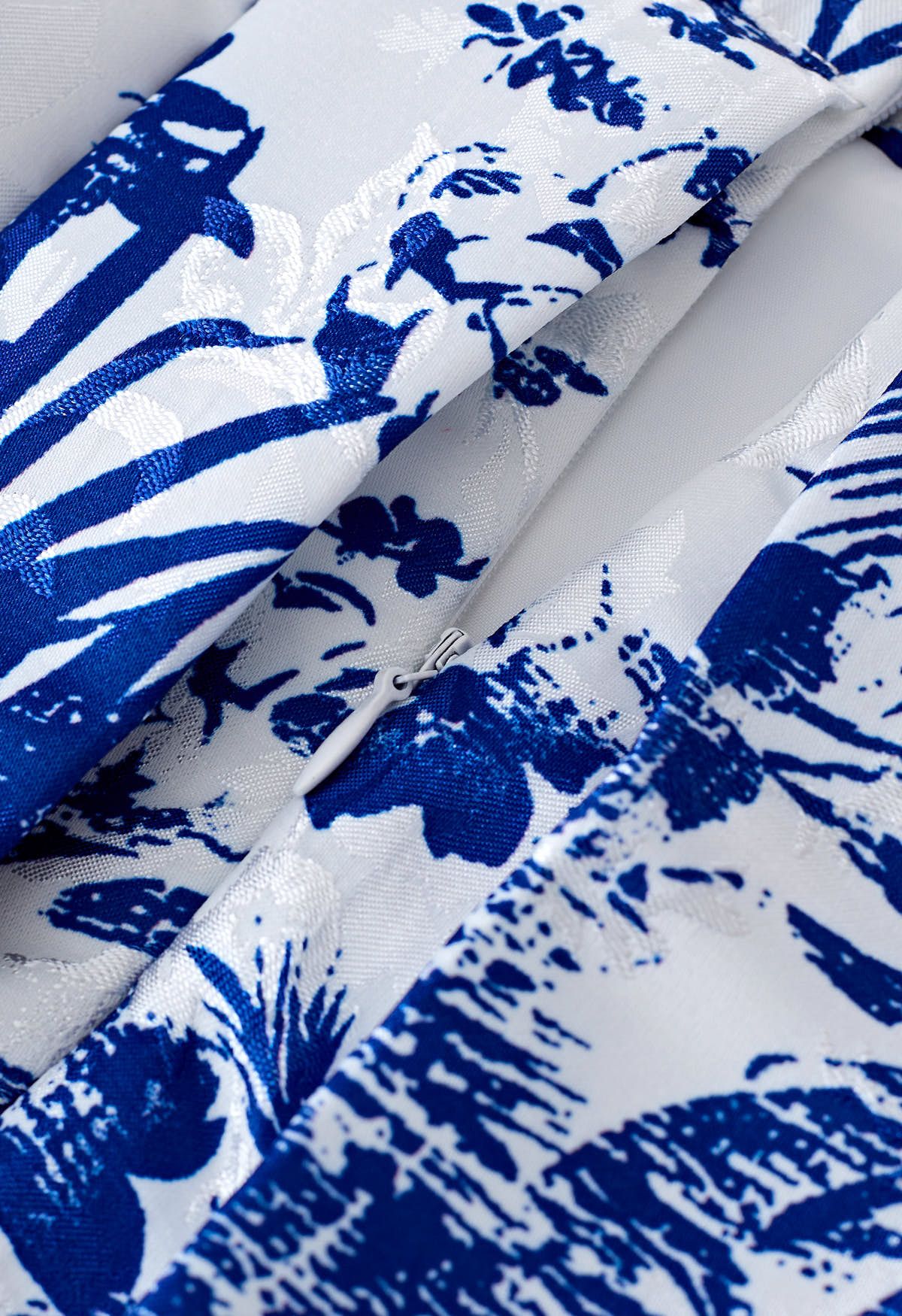 Jupe mi-longue plissée en jacquard Tropical Groove en bleu marine