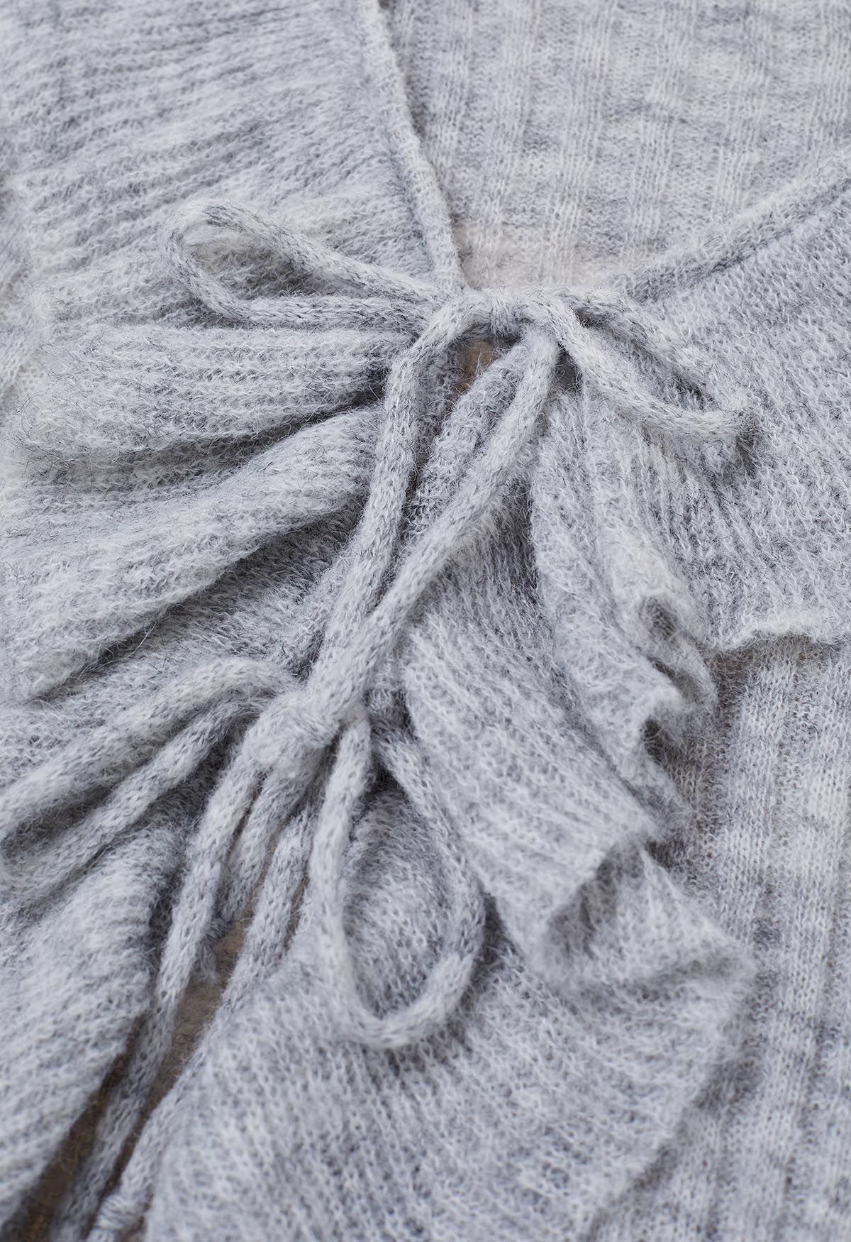 Haut en tricot à nouer à col volanté exagéré en gris