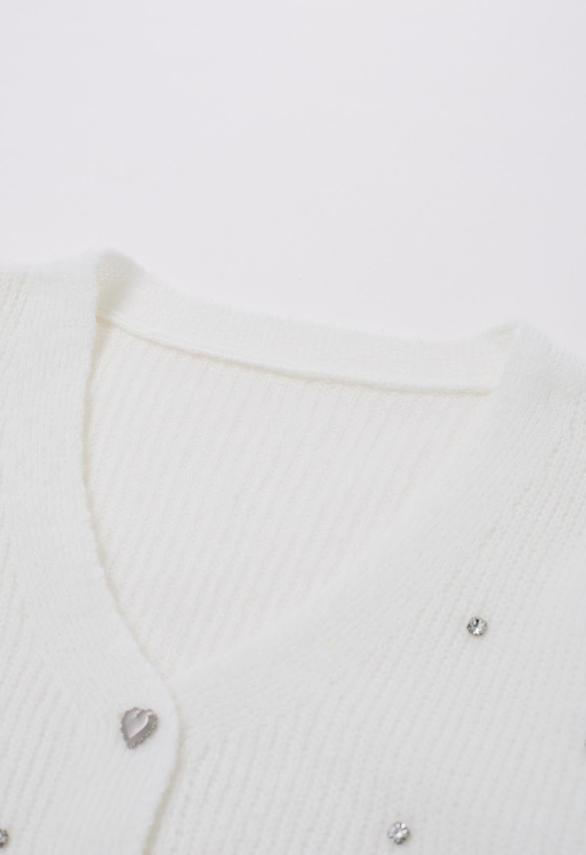 Cardigan en tricot boutonné orné de strass en ivoire