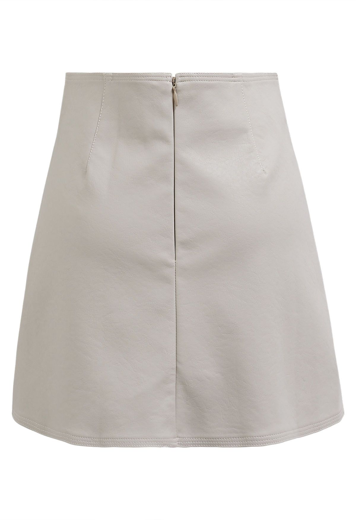 Mini-jupe en similicuir bordée de boutons en ivoire