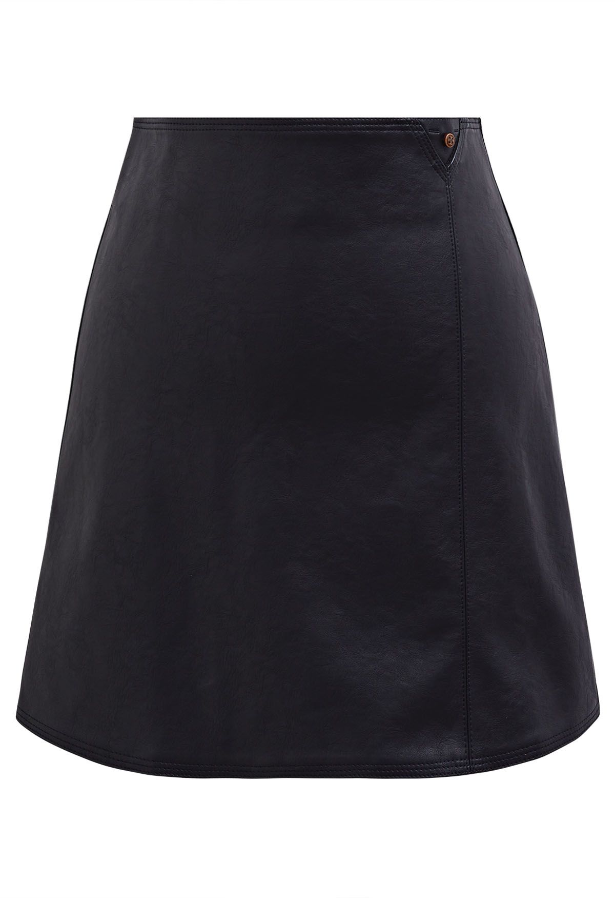 Mini-jupe en similicuir bordée de boutons en noir