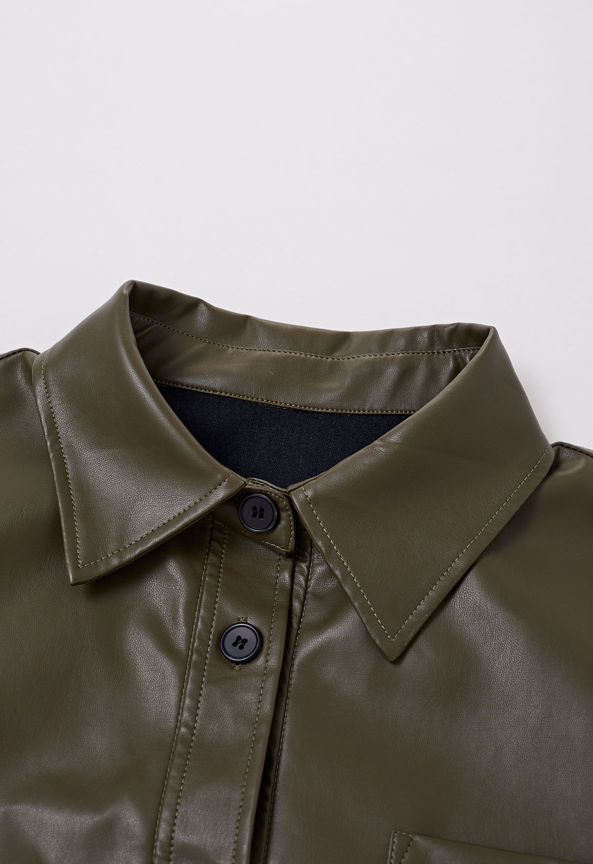 Veste chemise décontractée et chic en similicuir en olive