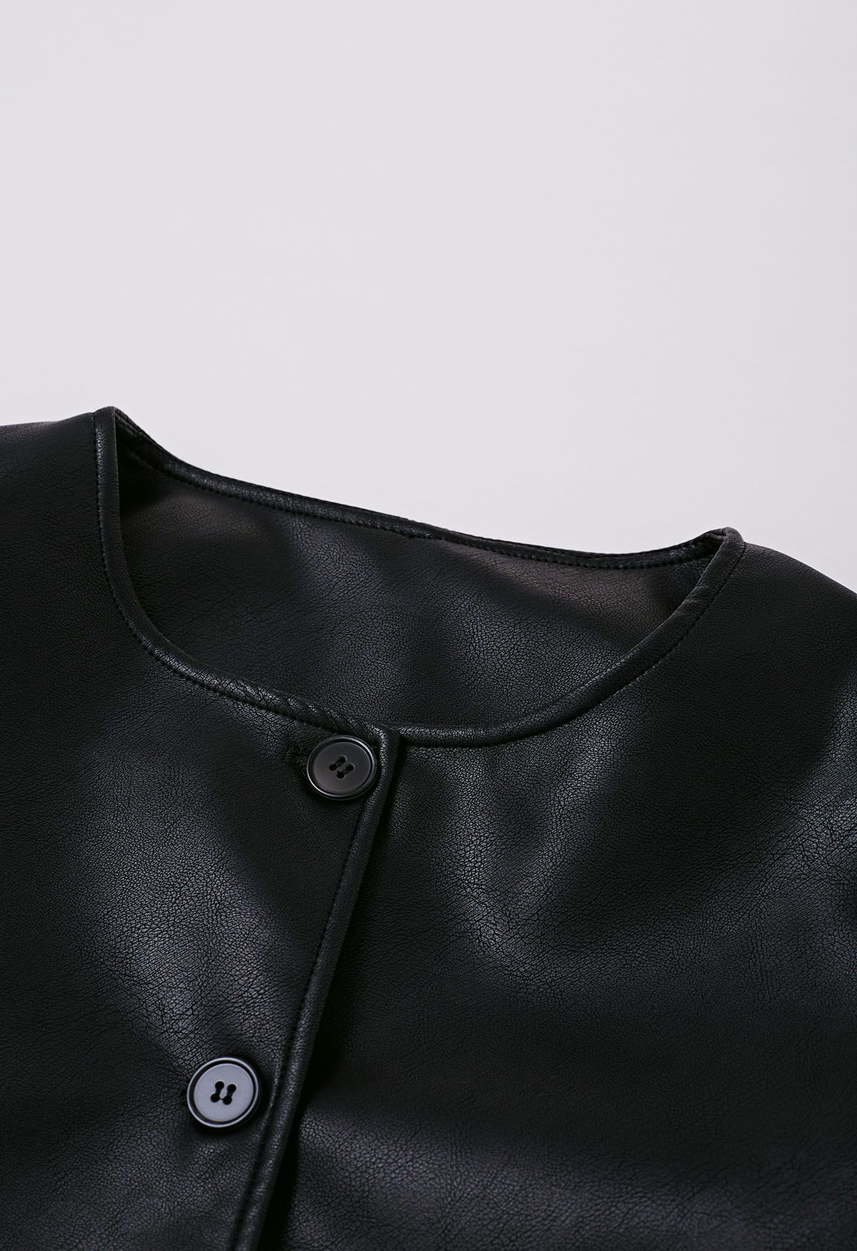 Veste courte boutonnée en faux cuir en noir