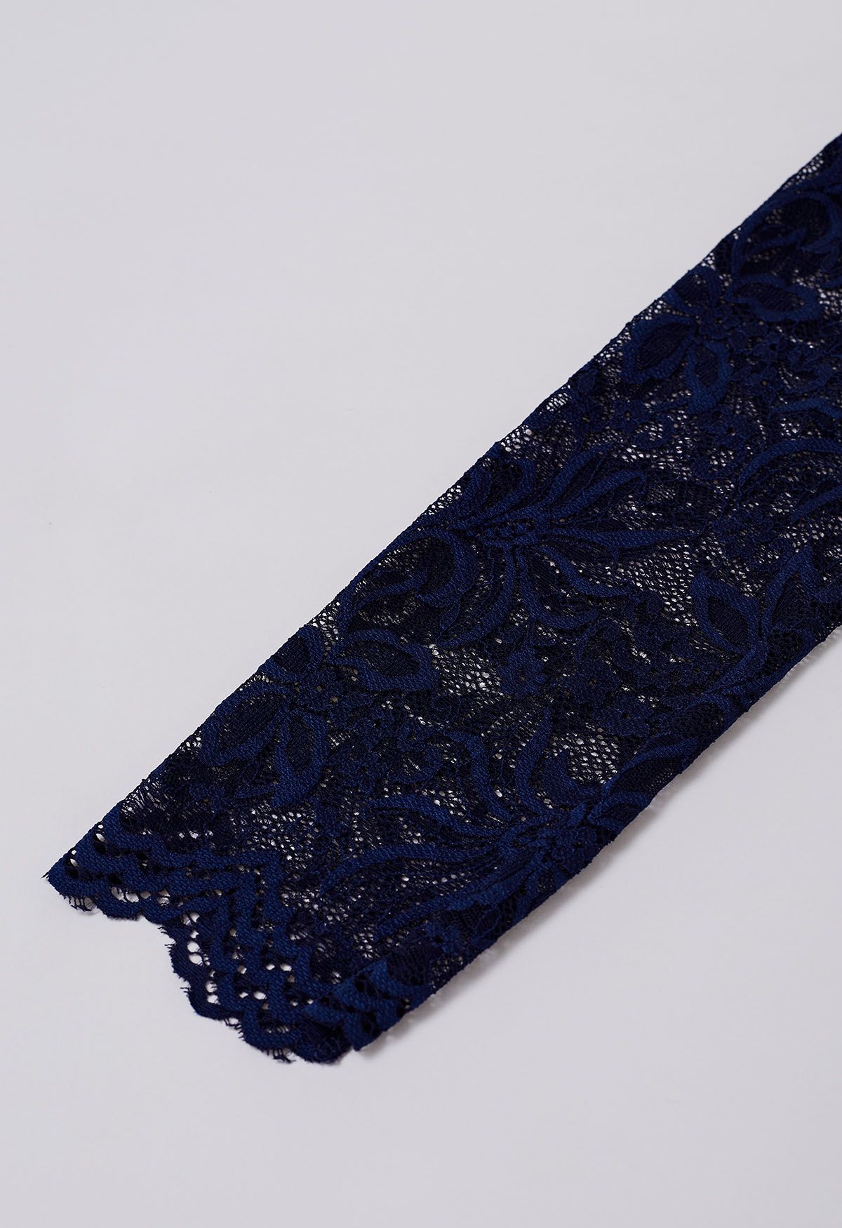 Haut en tricot épissé en dentelle florale éthérée en bleu marine