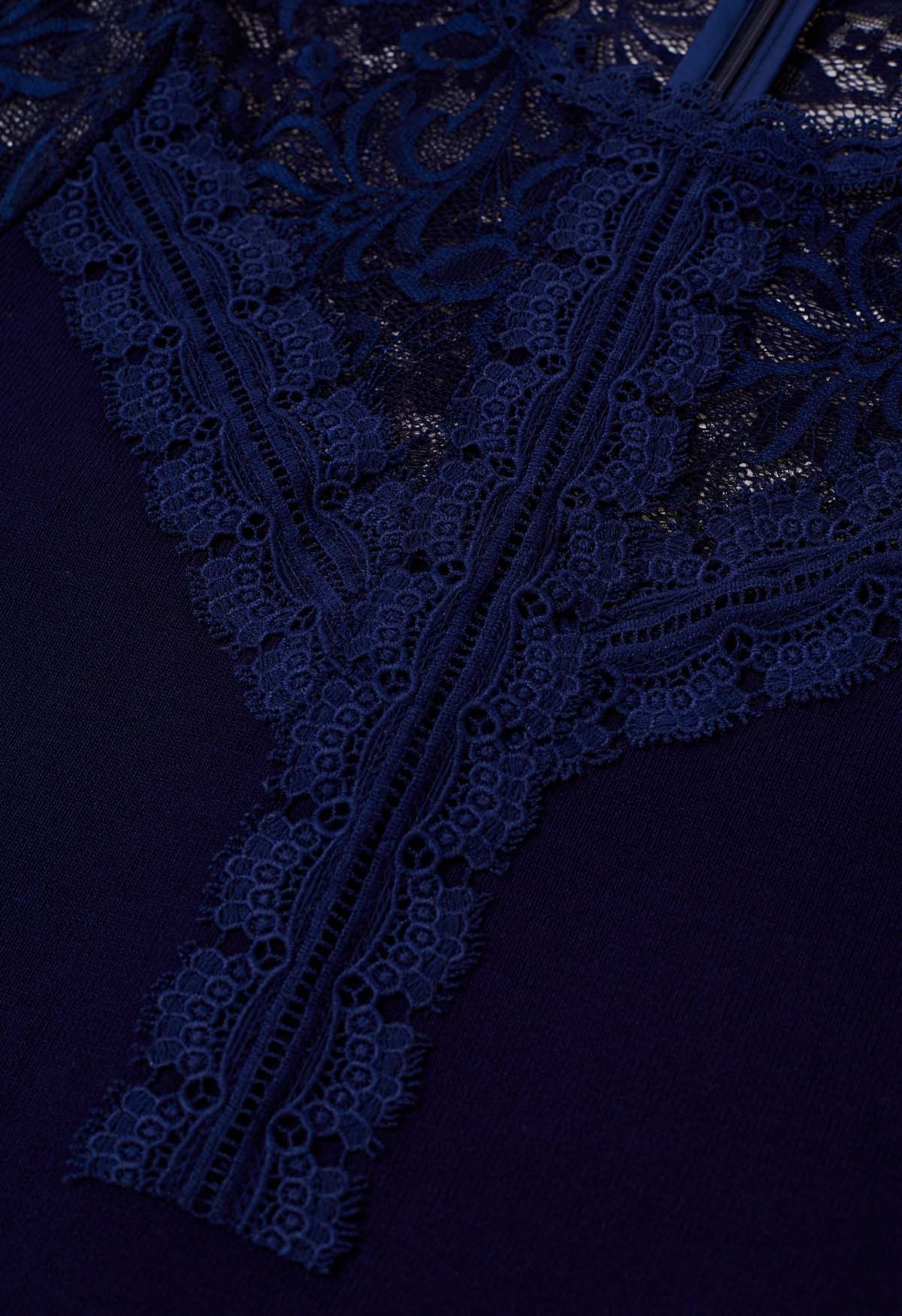 Haut en tricot épissé en dentelle florale éthérée en bleu marine