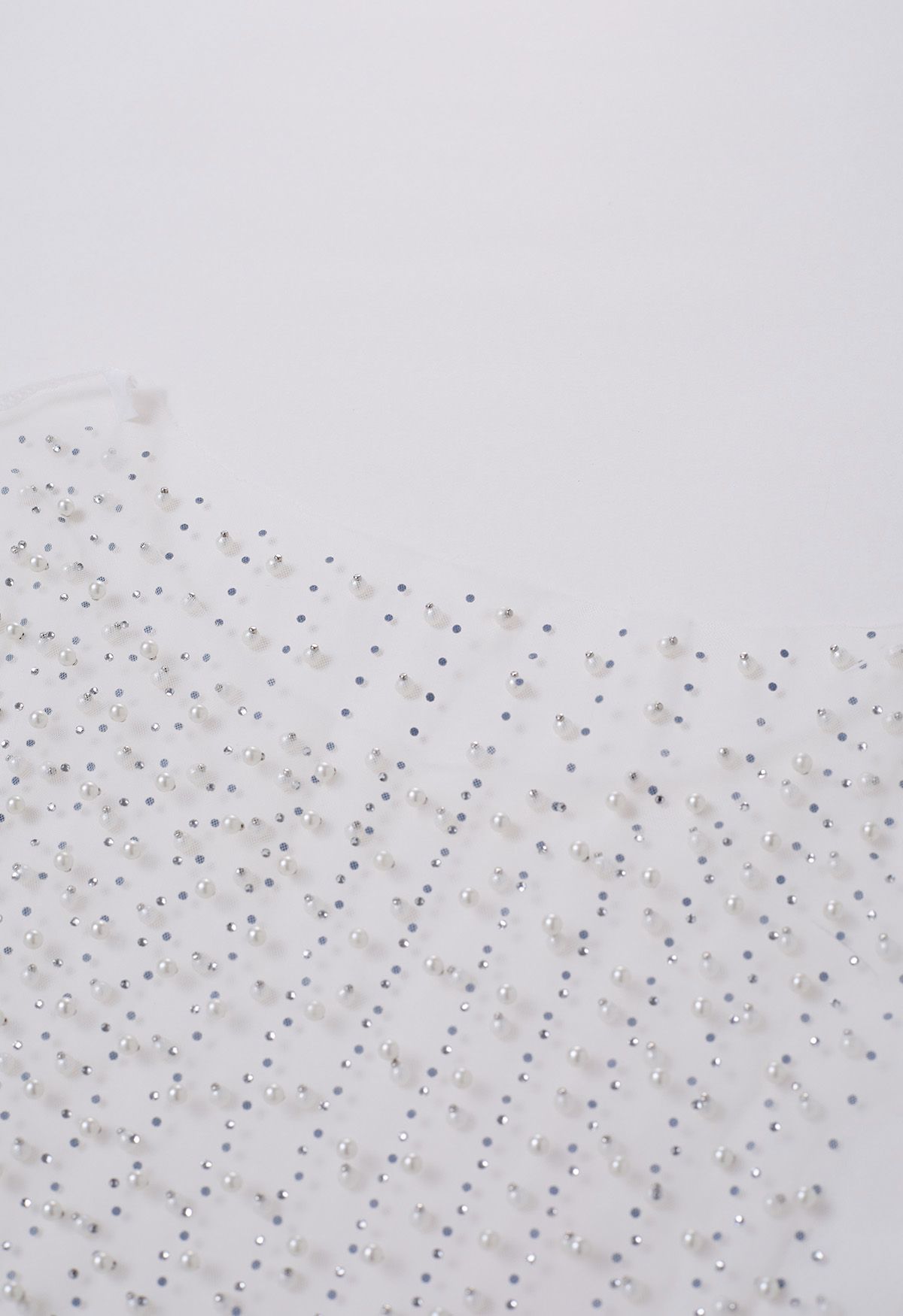 Haut en maille transparente orné de perles complètes en blanc