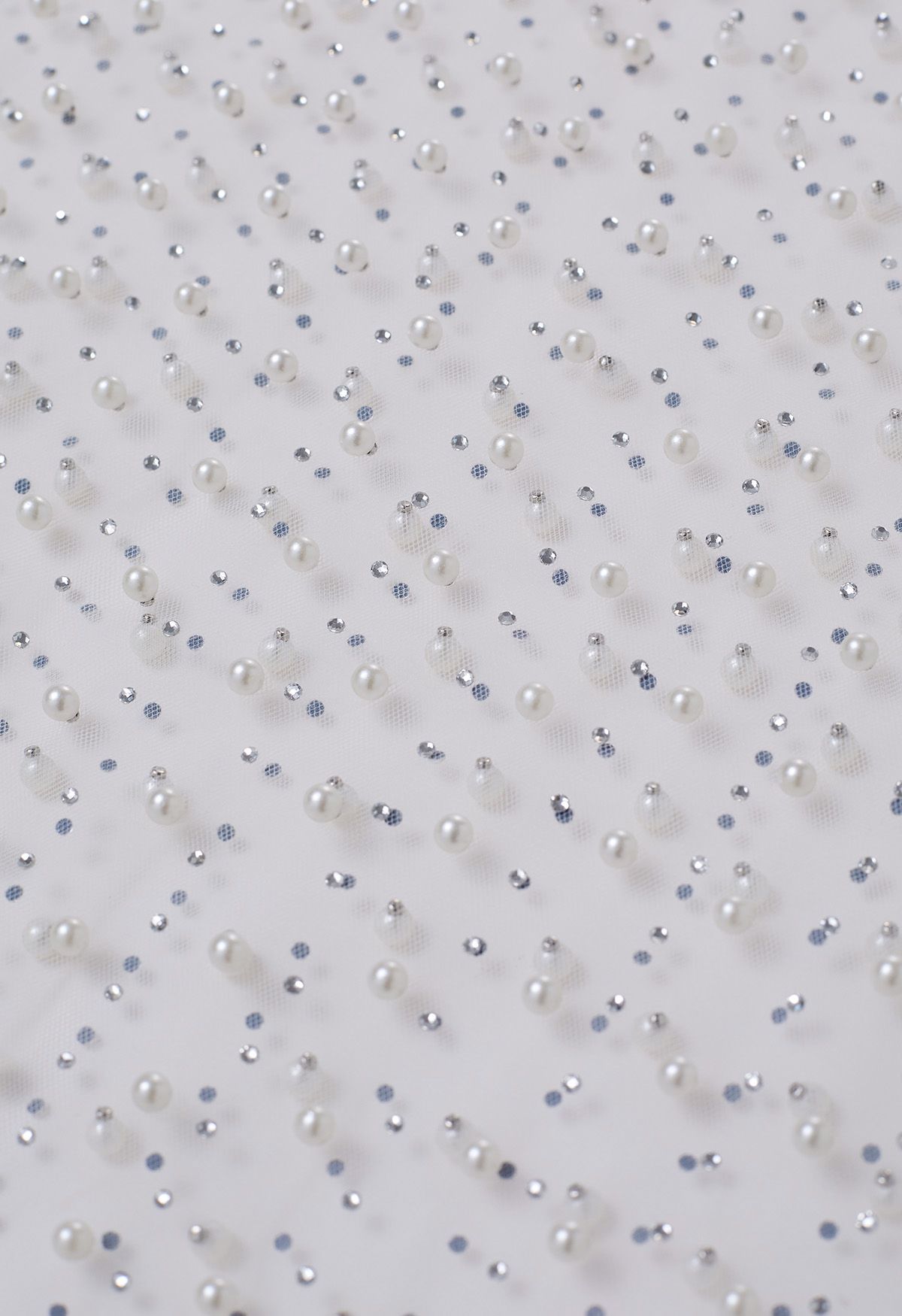 Haut en maille transparente orné de perles complètes en blanc