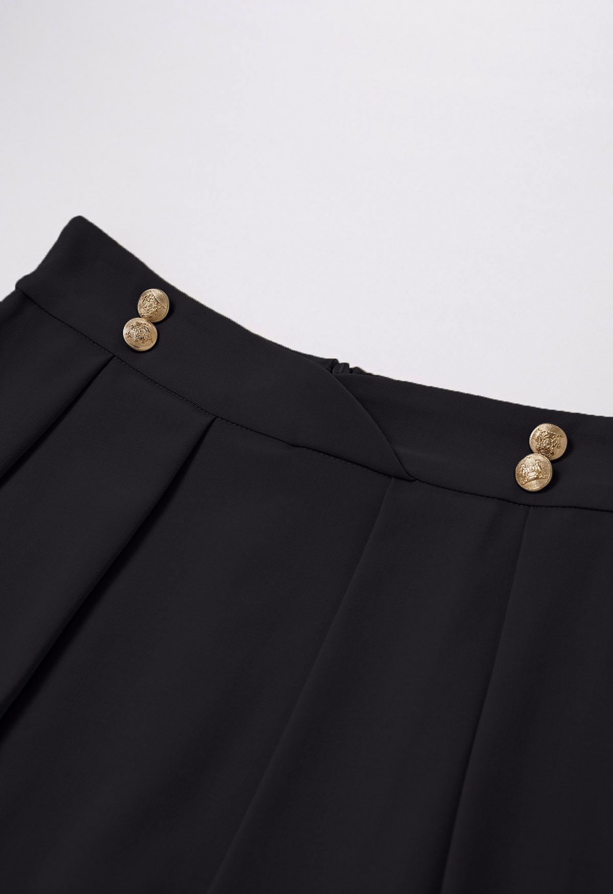 Jupe mi-longue plissée à taille ornée de boutons en noir