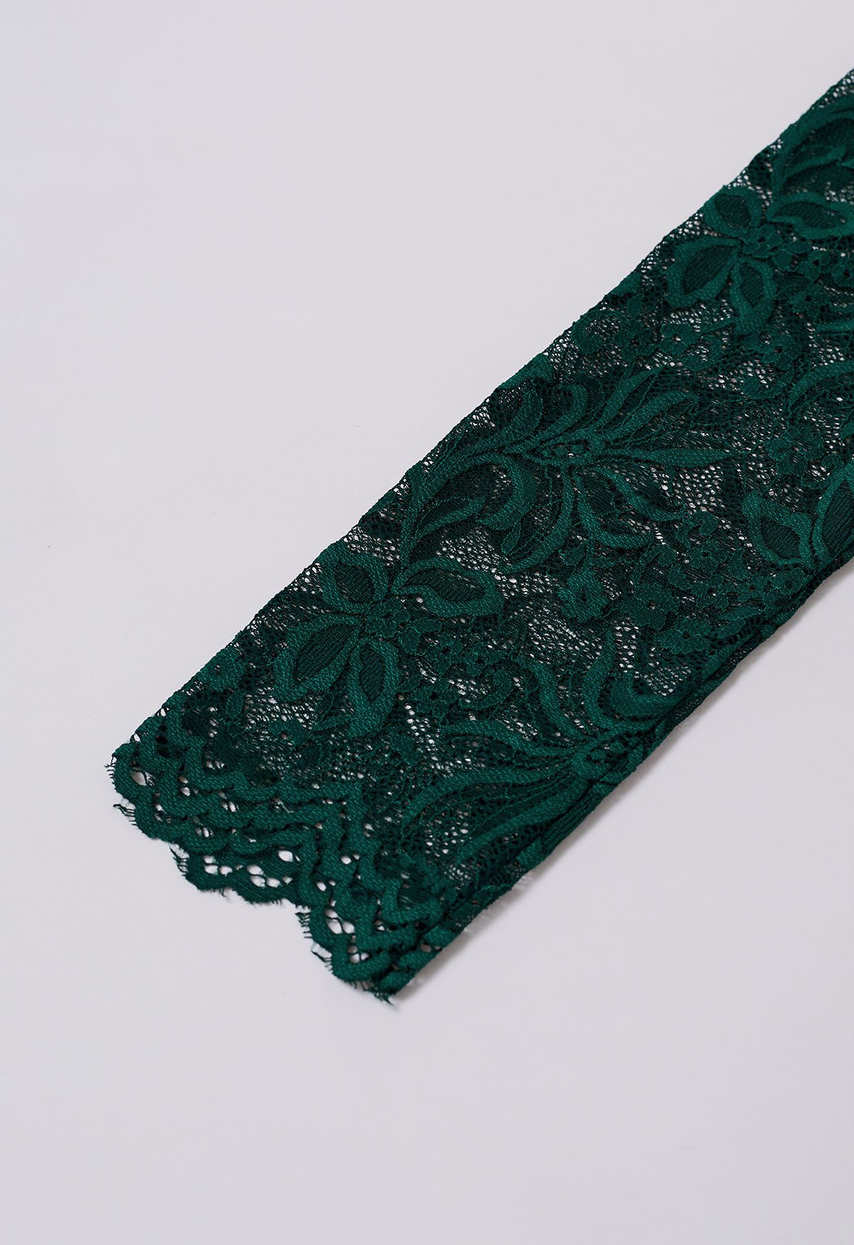 Haut en tricot épissé en dentelle florale éthérée en vert foncé