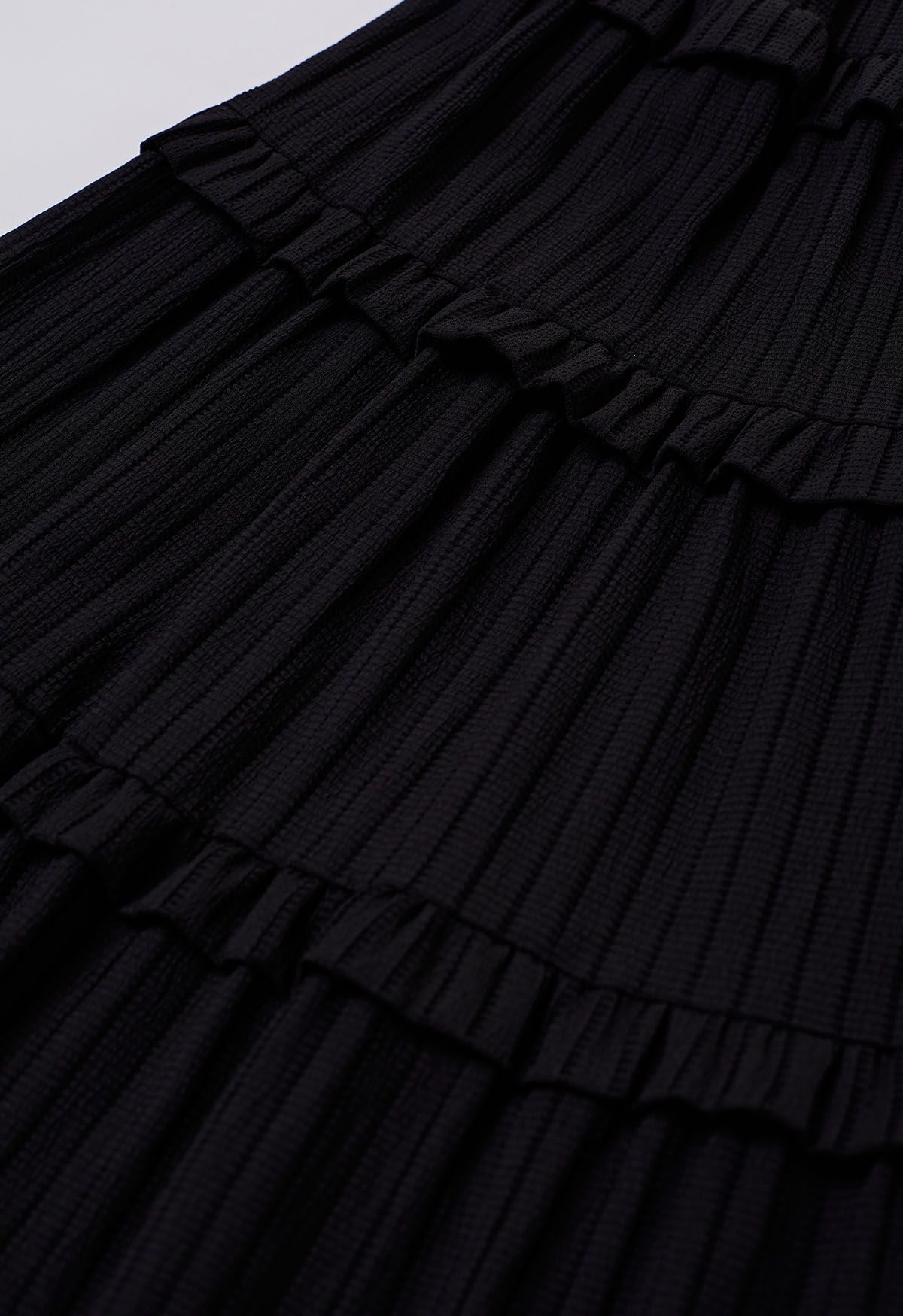 Jupe longue texturée à volants et rayures en noir