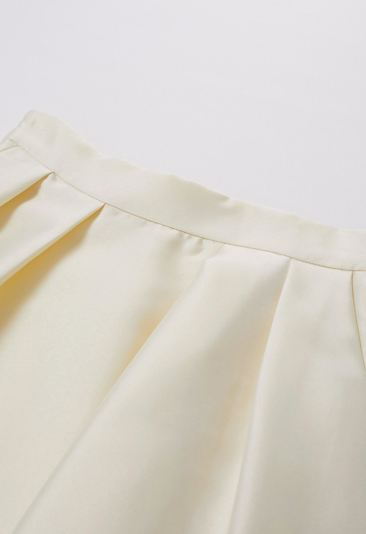 Jupe mi-longue trapèze plissée avec poches latérales élégantes en crème