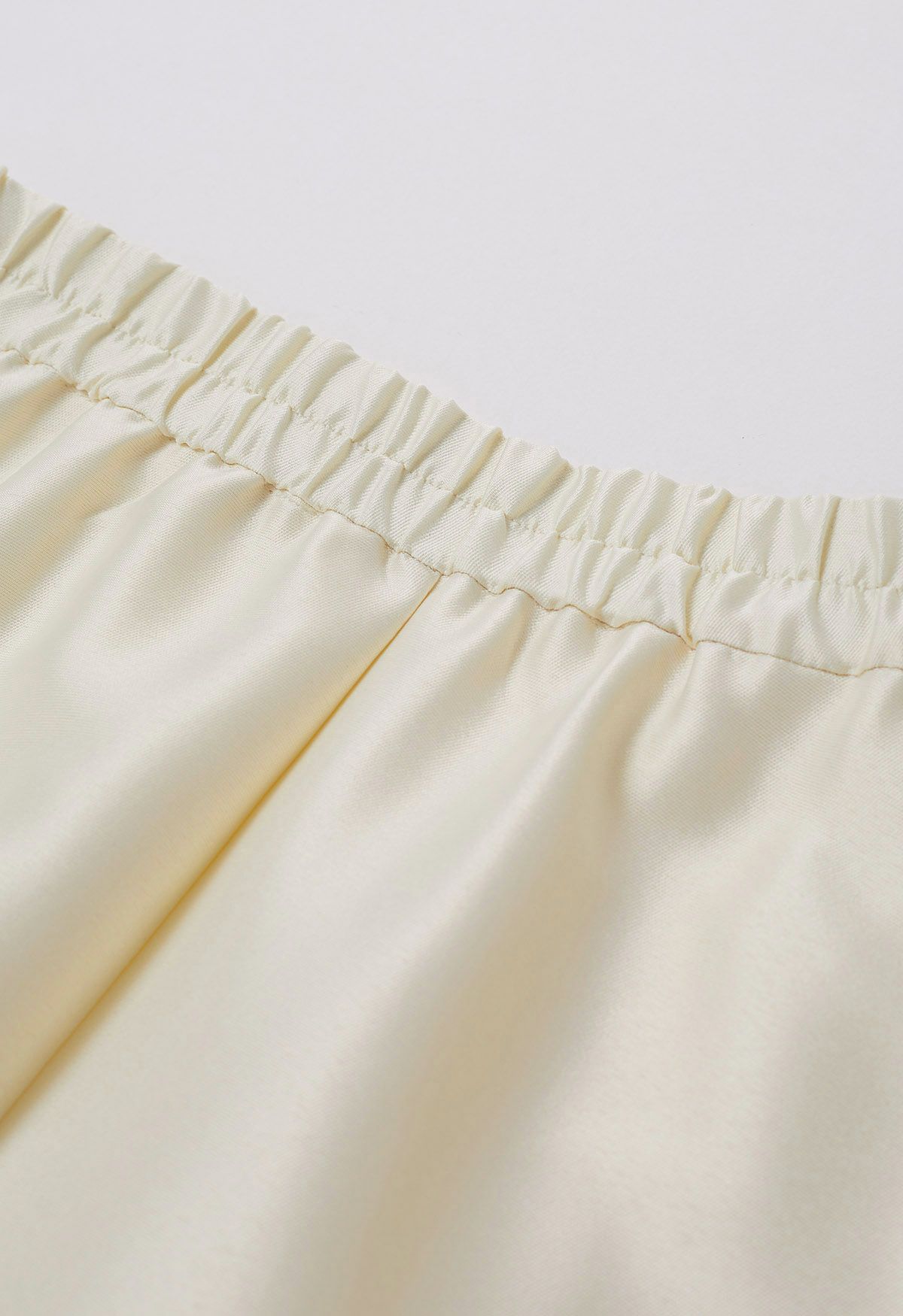 Jupe mi-longue trapèze plissée avec poches latérales élégantes en crème