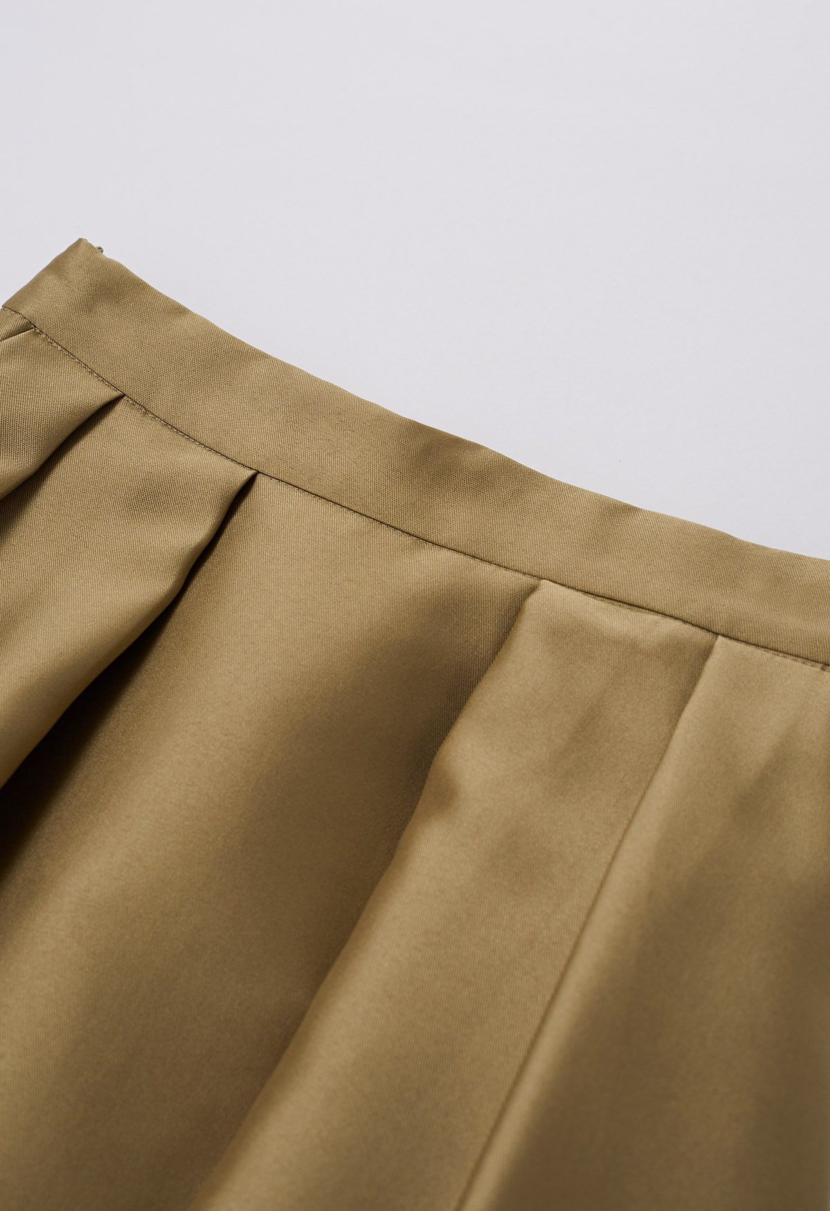 Jupe mi-longue trapèze plissée élégante avec poches latérales en or