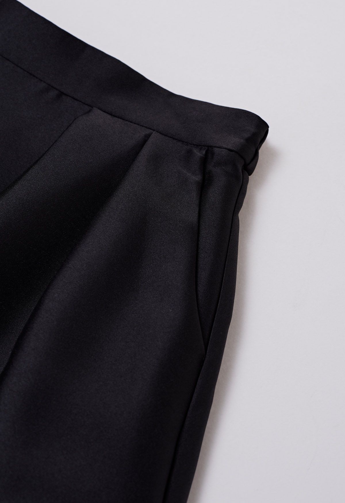 Jupe mi-longue trapèze plissée élégante avec poches latérales en noir