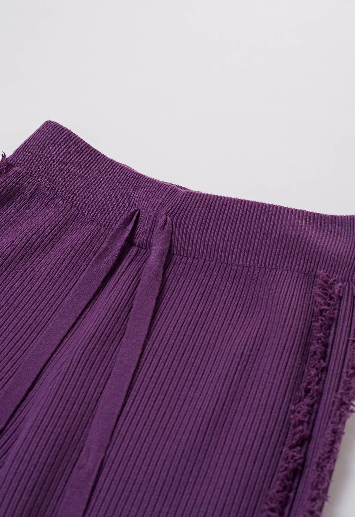 Pantalon en tricot à jambe droite avec bordure à pampilles latérales en violet