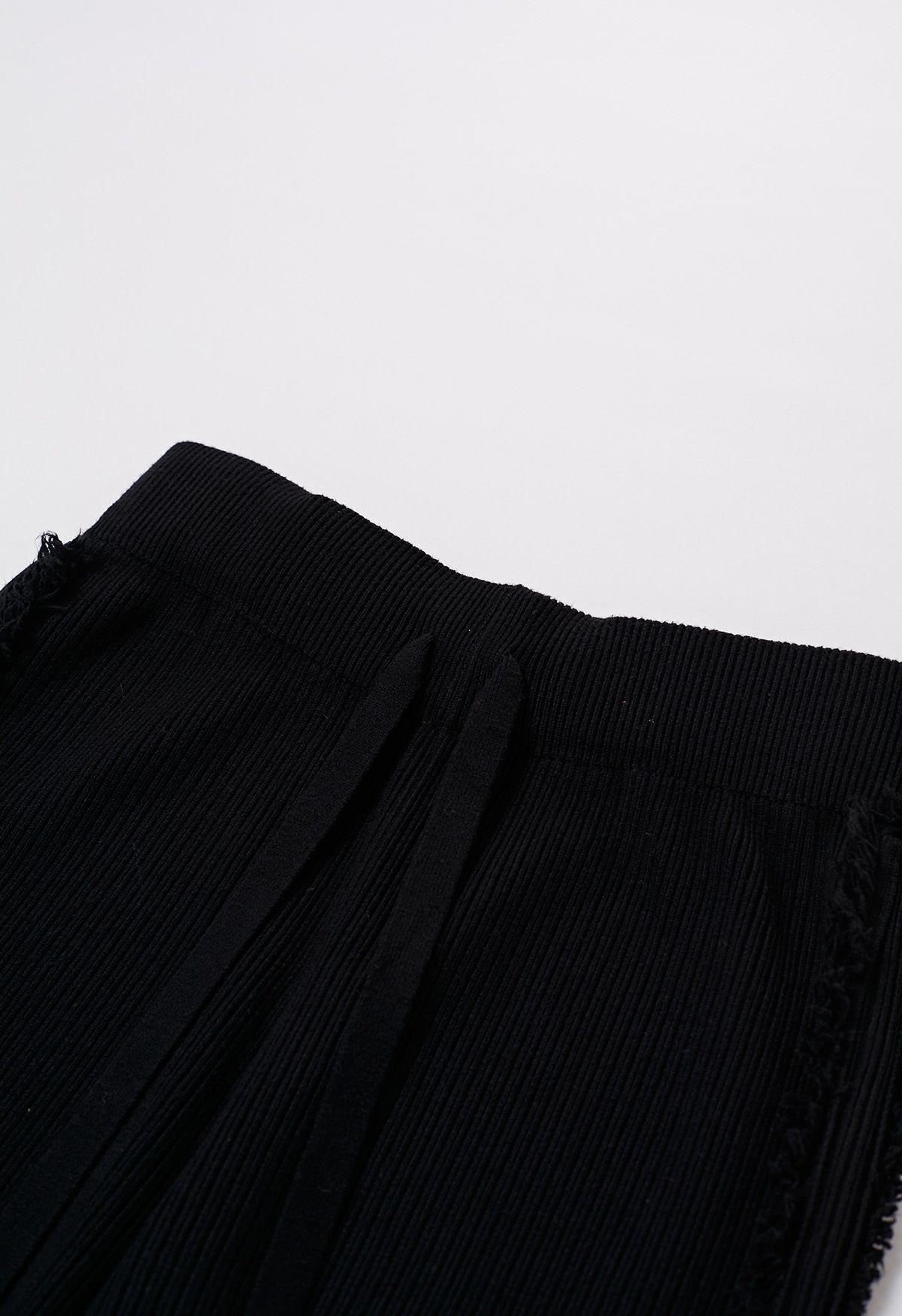 Pantalon en tricot à jambe droite avec franges latérales en noir