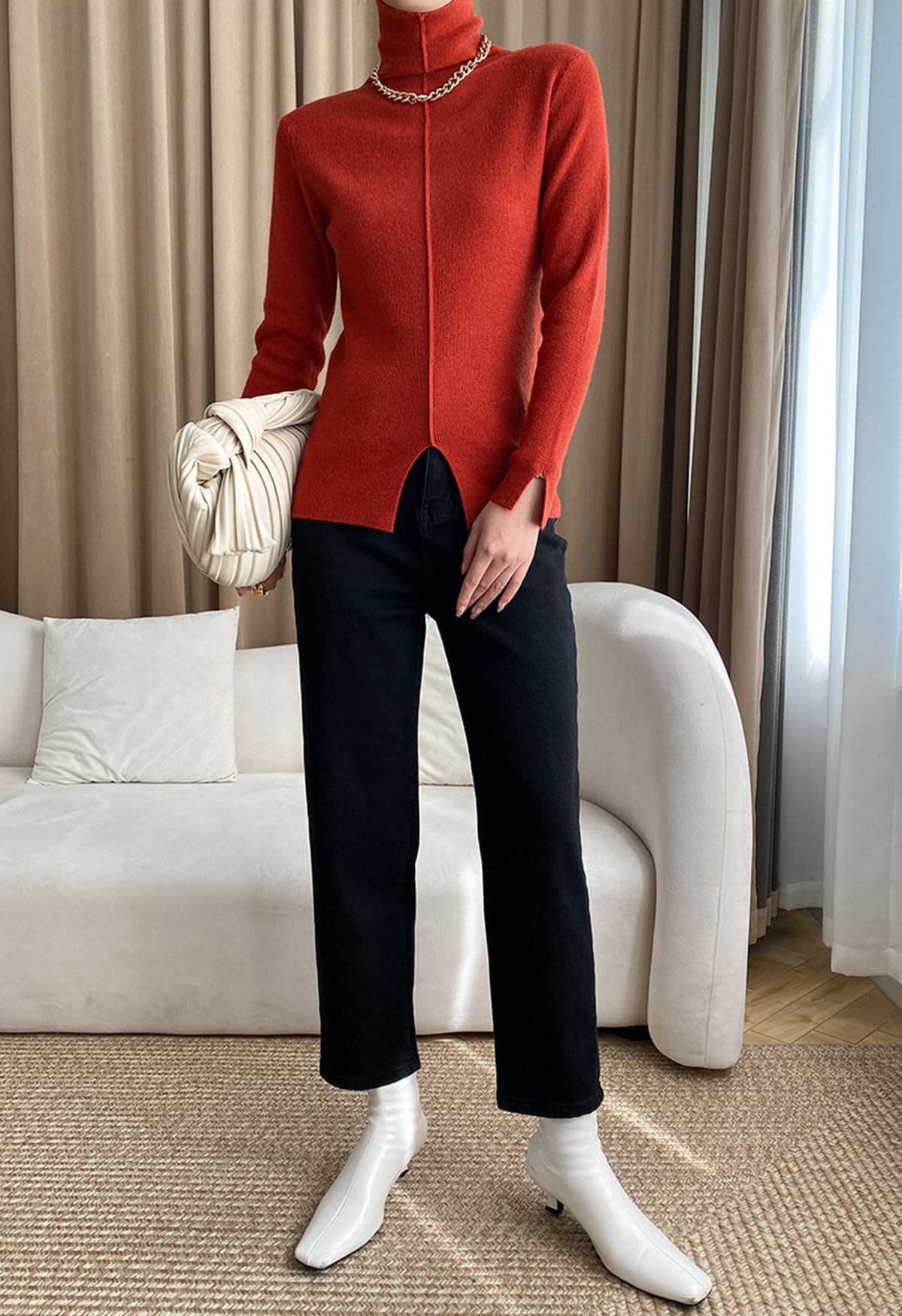 Haut en tricot fendu à col montant et détail de couture en rouge
