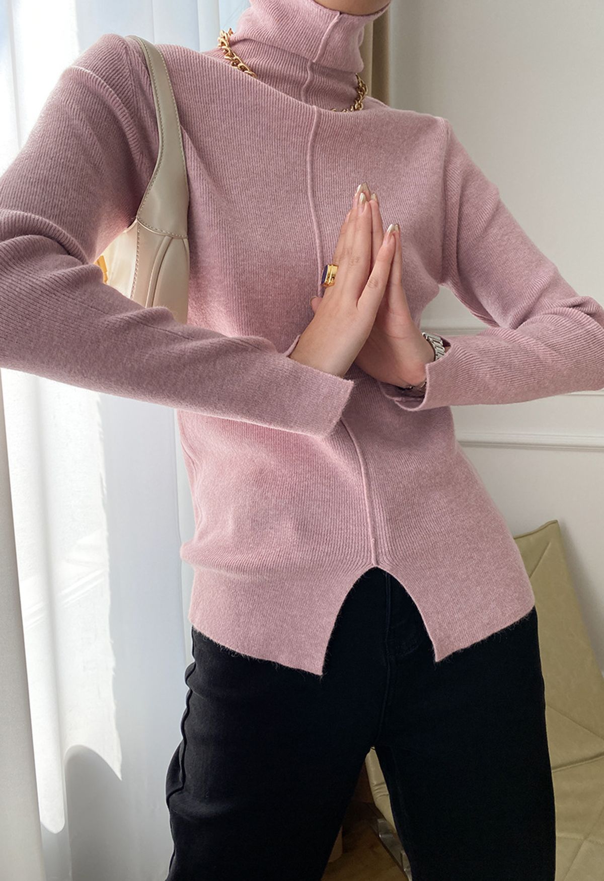 Haut en tricot fendu à col montant et détail de couture en rose