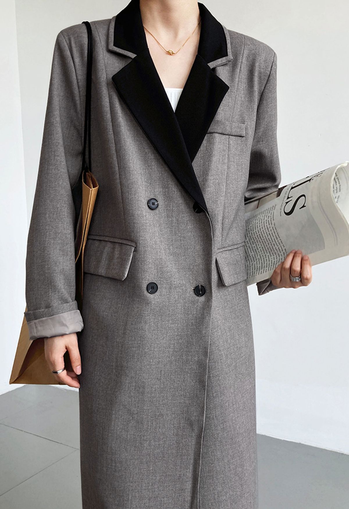 Manteau long à revers crantés contrastants en gris