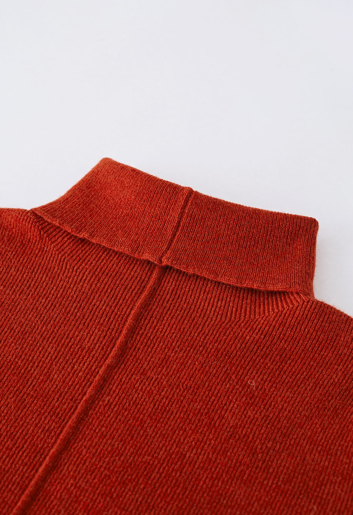 Haut en tricot fendu à col montant et détail de couture en rouge