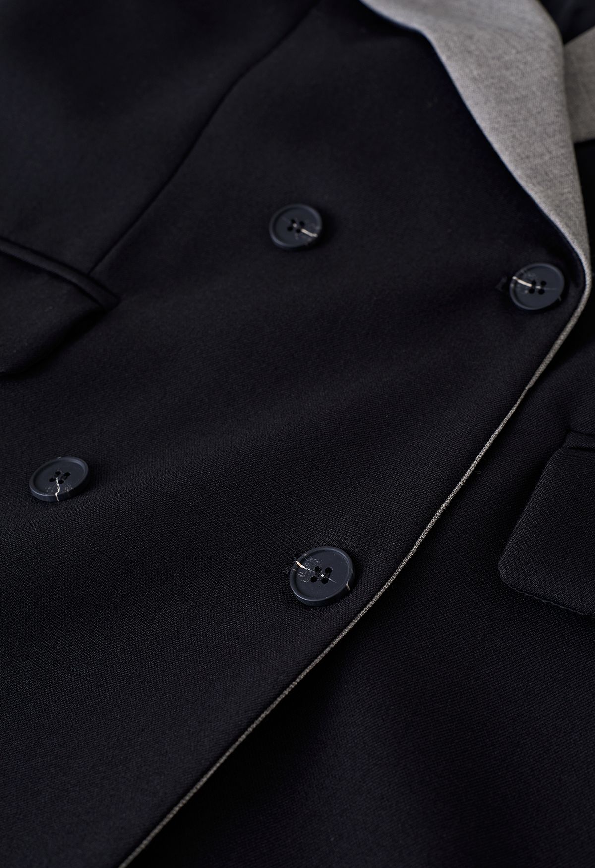 Manteau long à revers crantés contrastés en noir