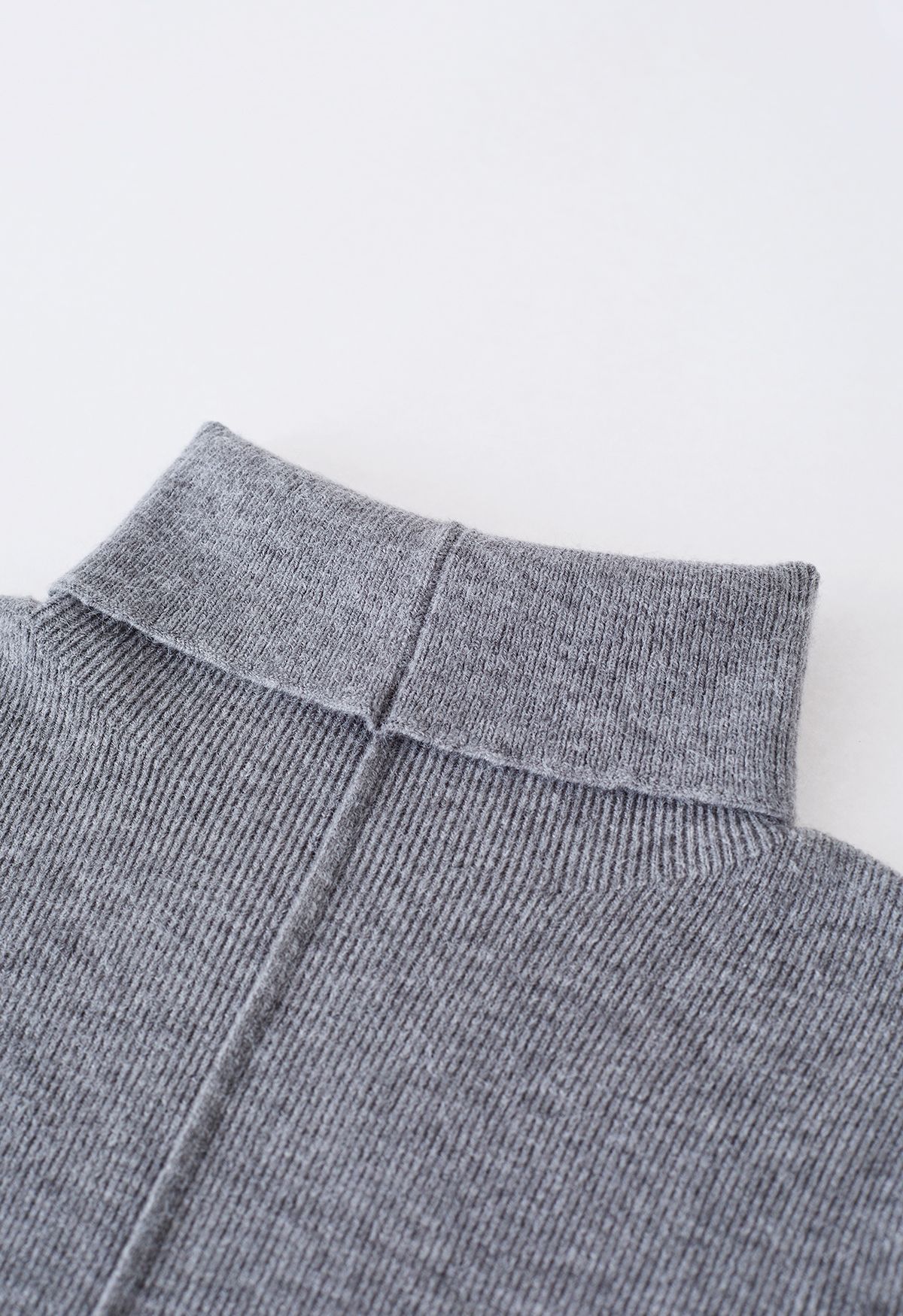 Haut en tricot fendu à col montant et détails de coutures en gris