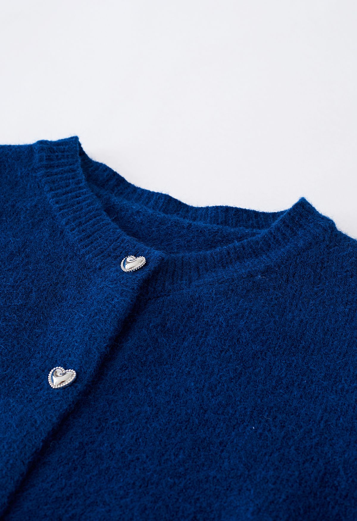 Cardigan court en tricot boutonné en forme de cœur en indigo