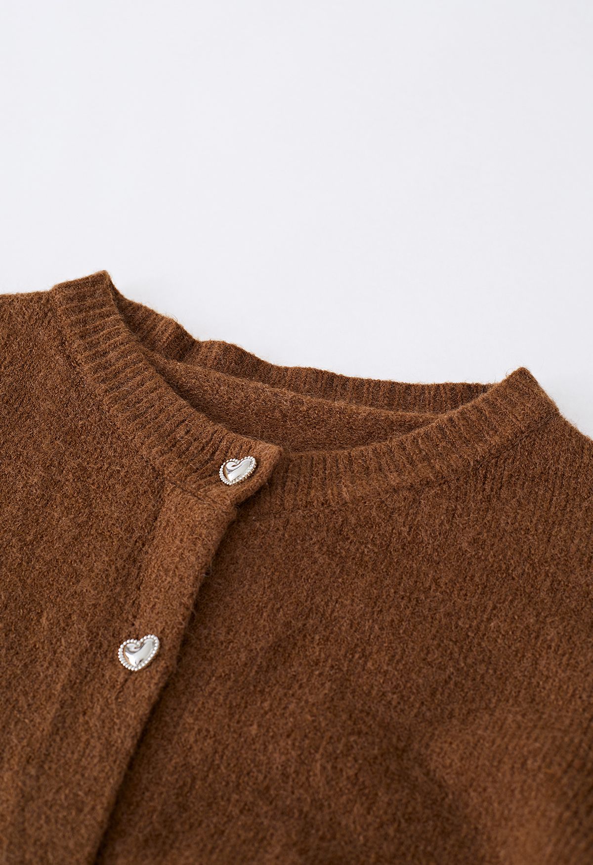 Cardigan court en tricot boutonné en forme de cœur en marron