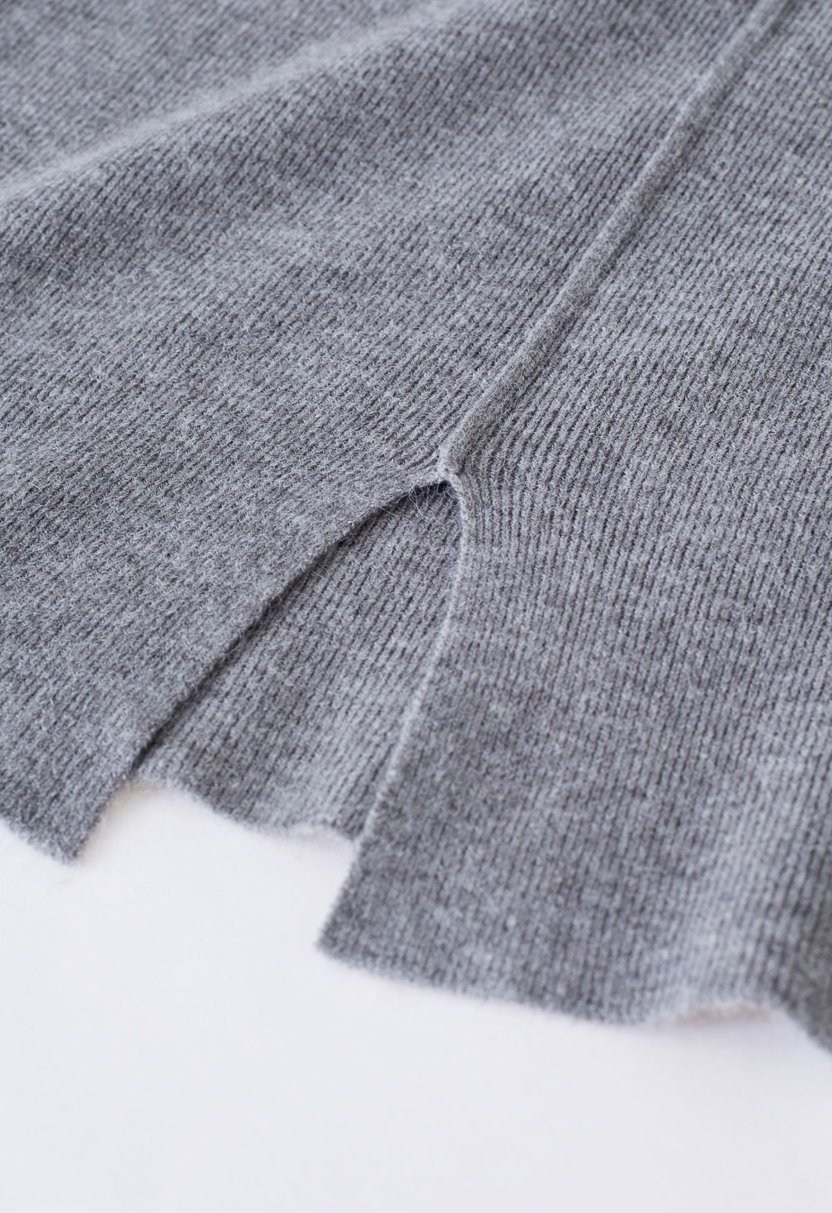 Haut en tricot fendu à col montant et détails de coutures en gris