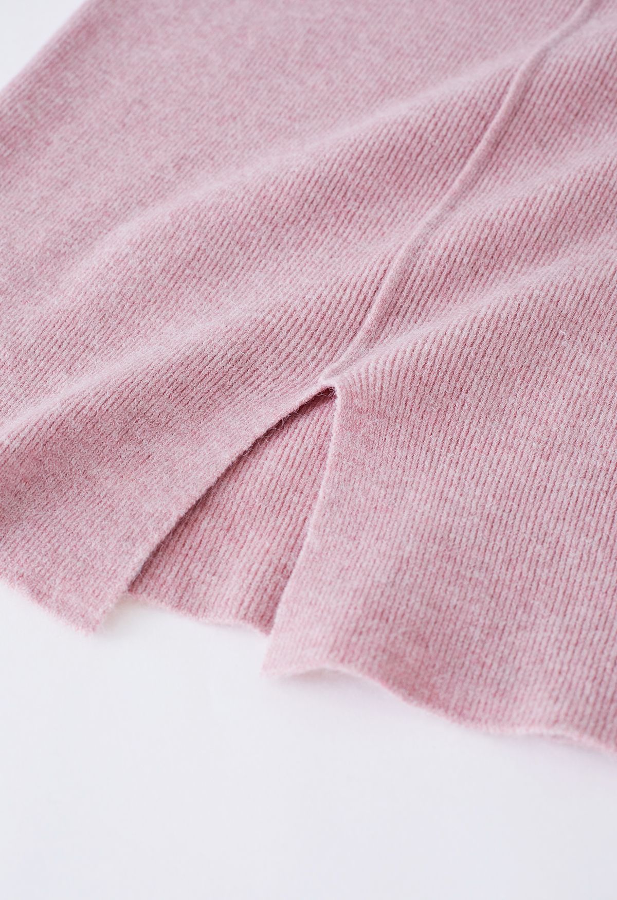 Haut en tricot fendu à col montant et détail de couture en rose
