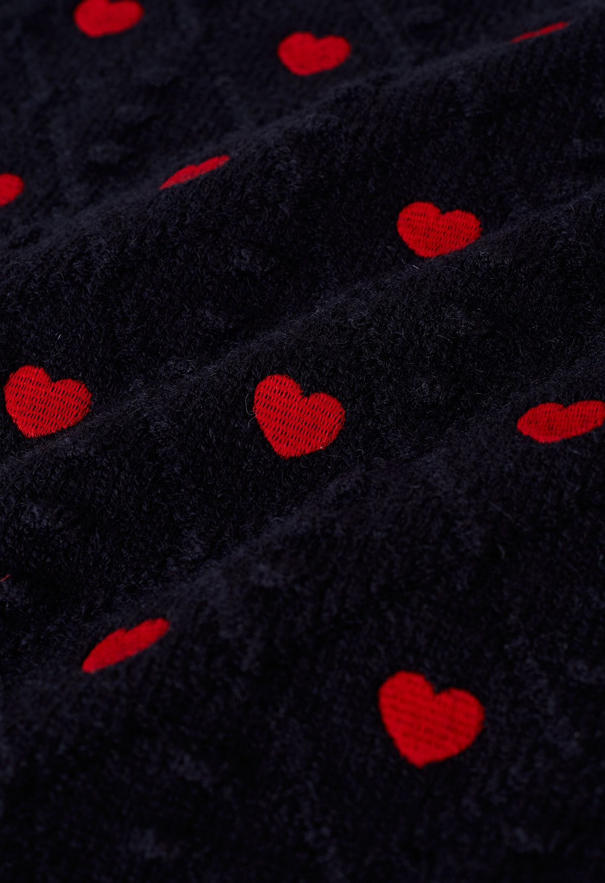 Pull court en tricot brodé en relief plein de cœurs en noir