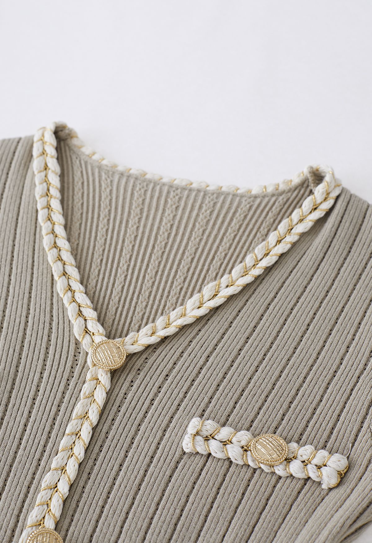 Robe moulante en tricot à boutons dorés et bordure tressée en flocons d'avoine
