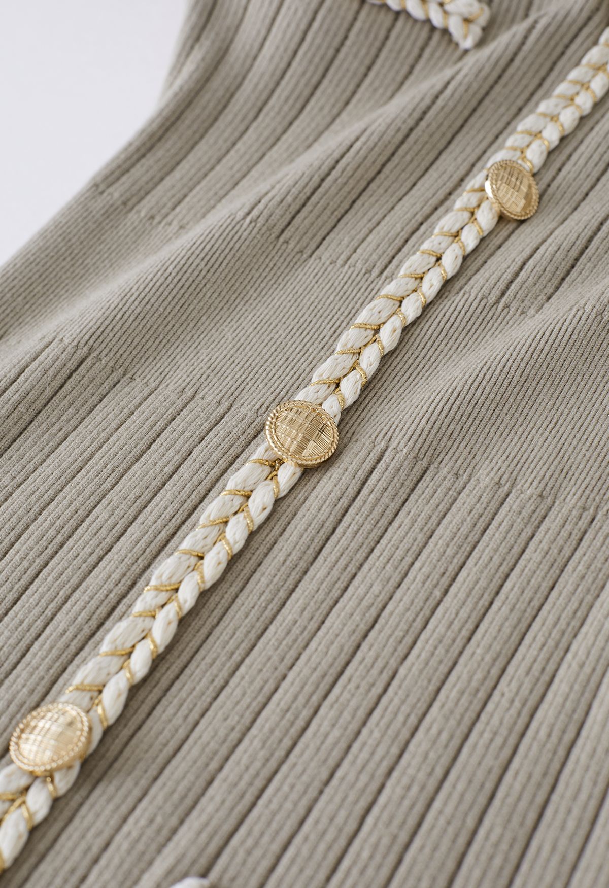 Robe moulante en tricot à boutons dorés et bordure tressée en flocons d'avoine