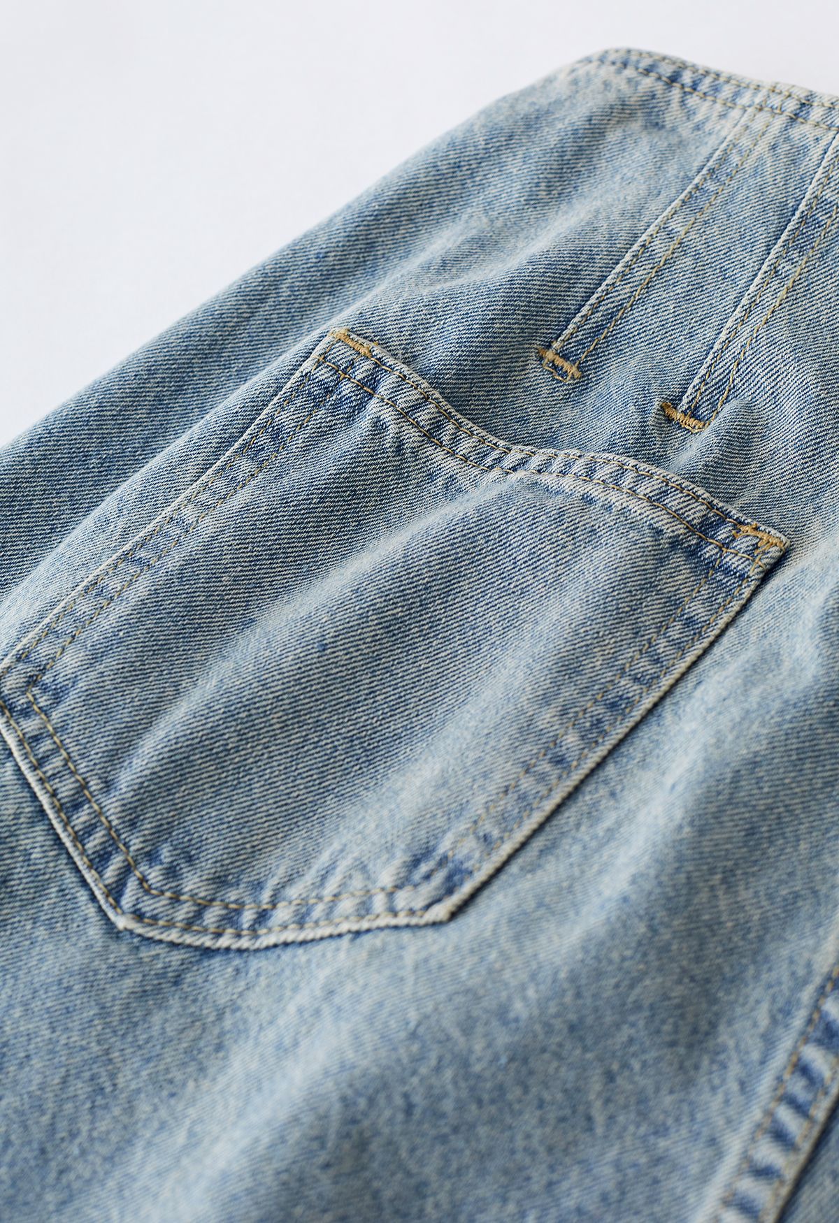 Jean large plissé à bords crantés bleu clair