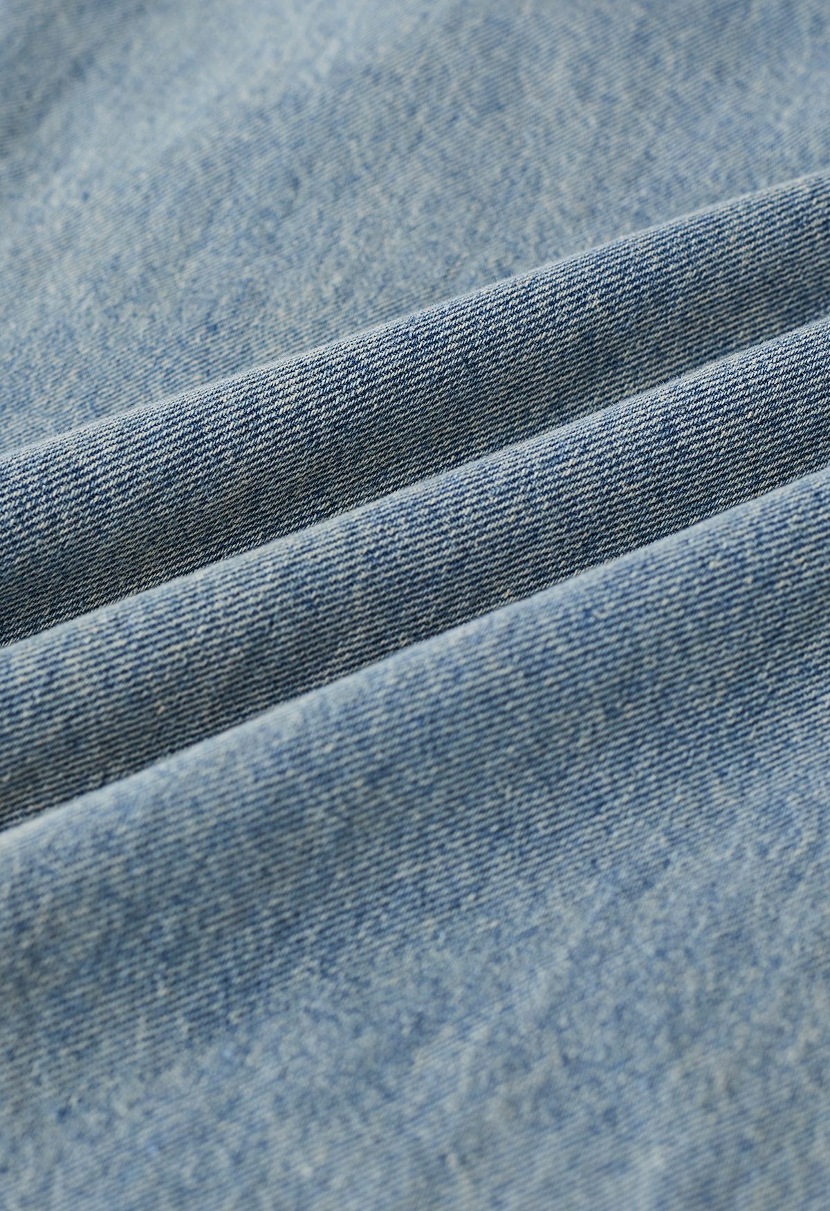 Jean large plissé à bords crantés bleu clair