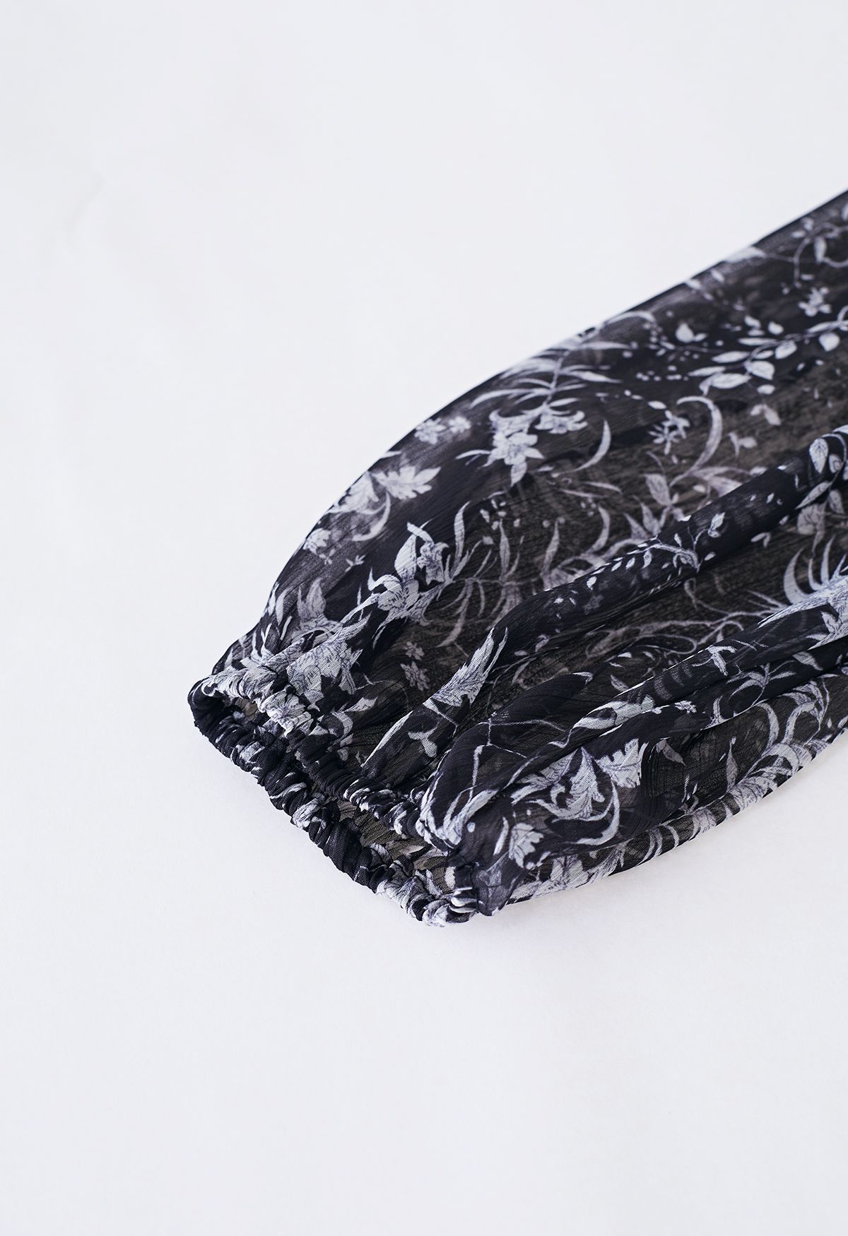 Crop top en mousseline de soie perlée à imprimé fleurs sauvages en noir
