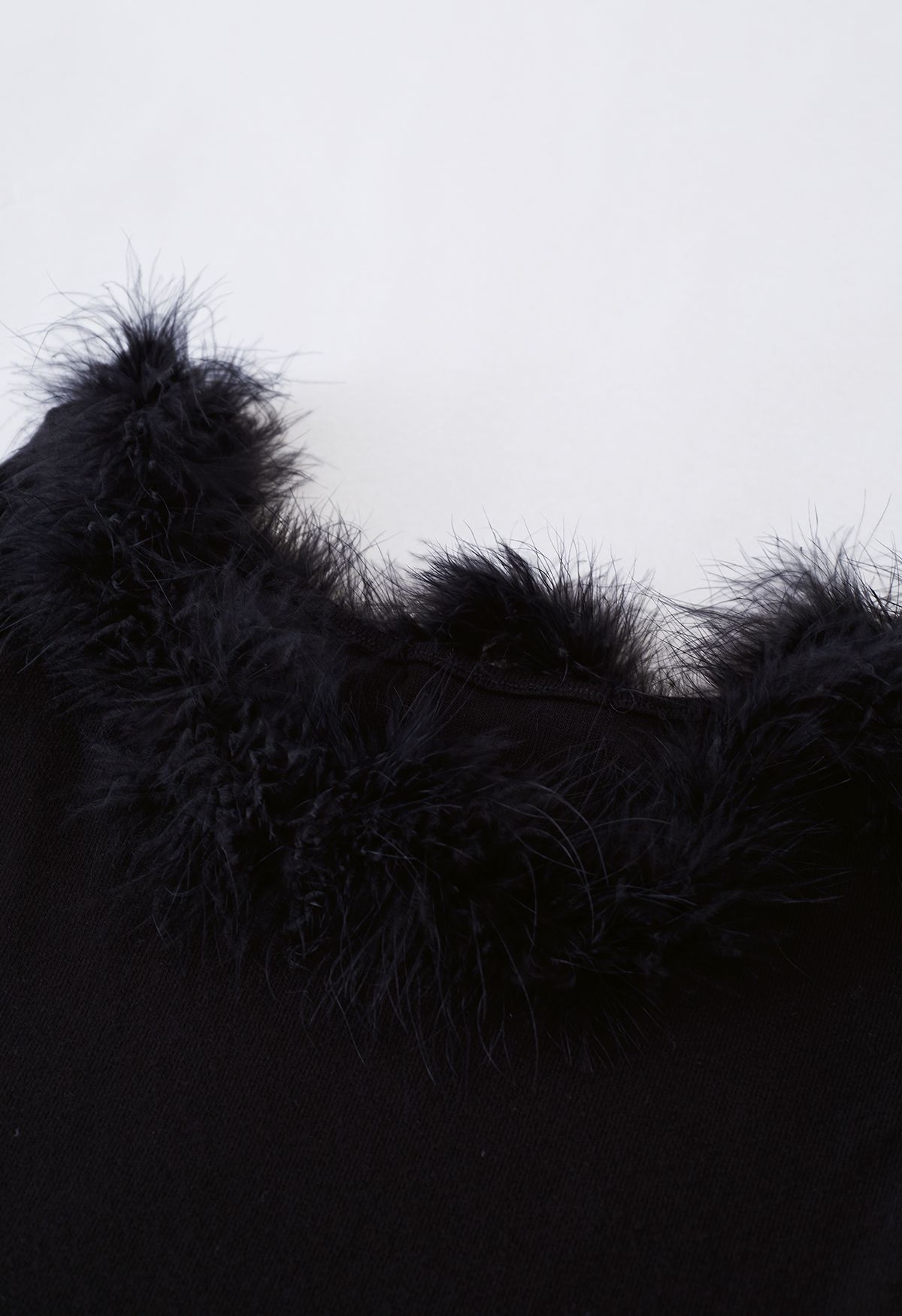 Crop top en tricot à épaules dénudées et plumes légères en noir