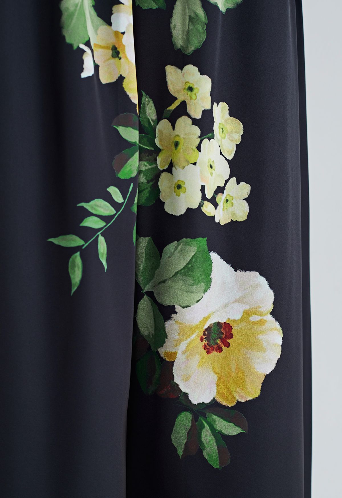 Ensemble de pyjama deux pièces à imprimé de fleurs diverses en noir
