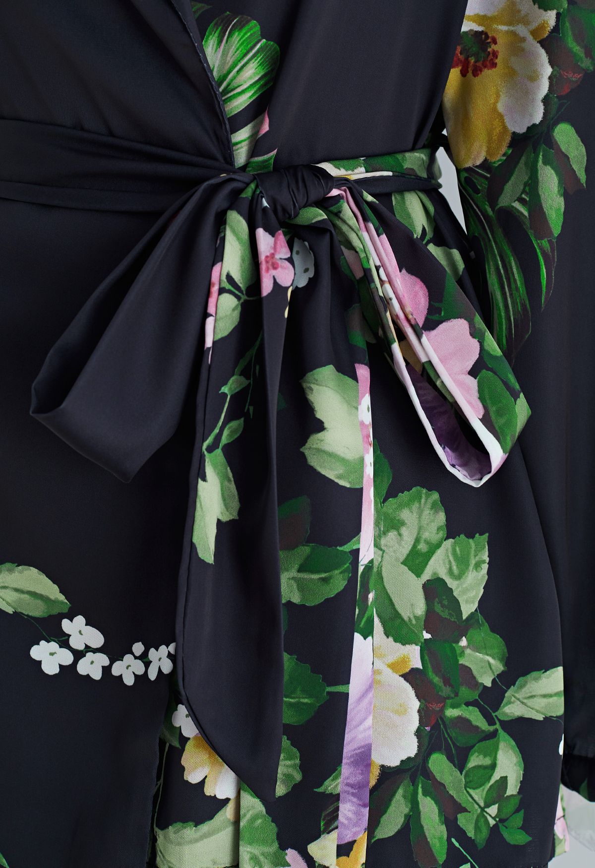 Ensemble de pyjama deux pièces à imprimé de fleurs diverses en noir