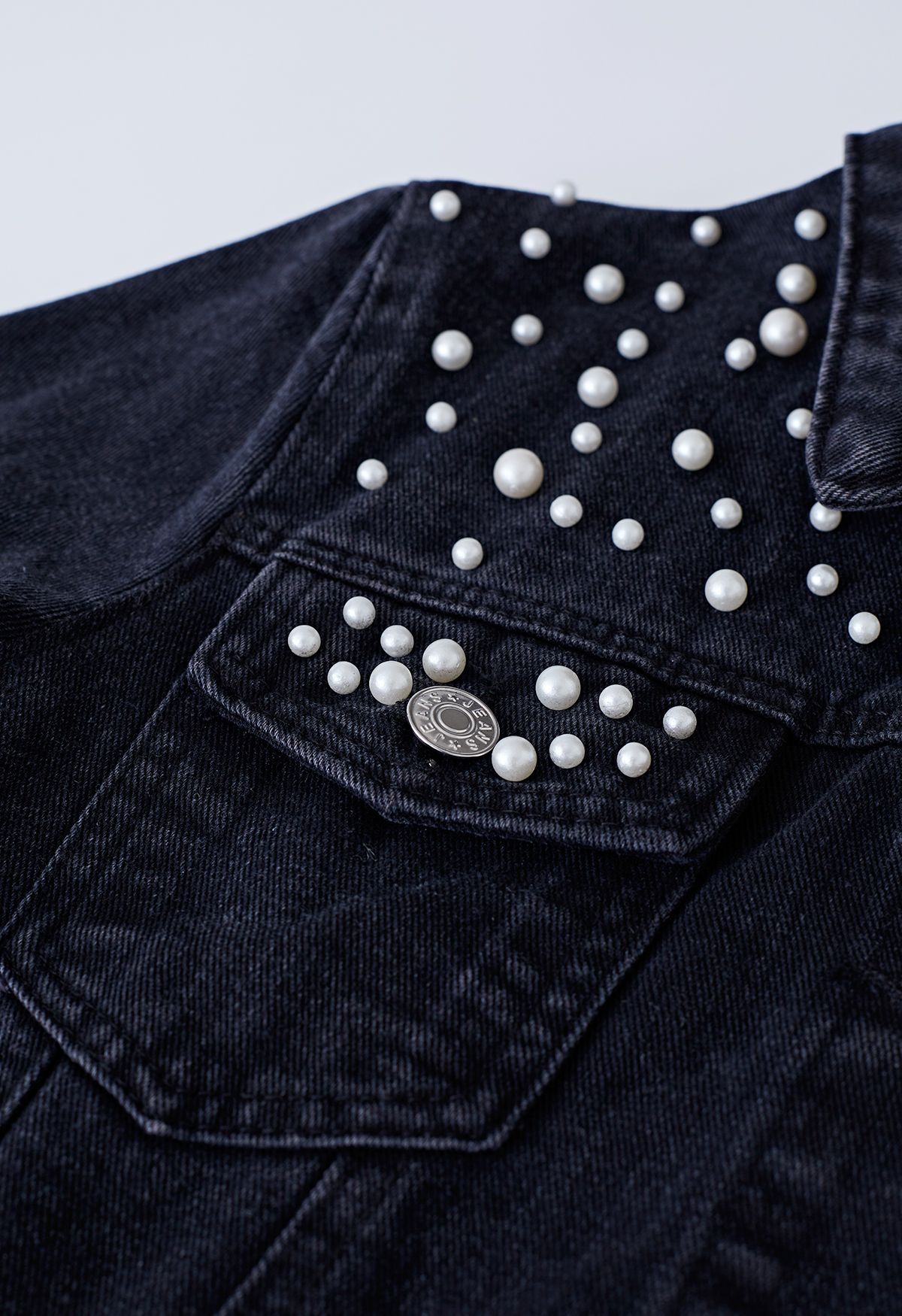 Veste en jean avec poche à rabat ornée de perles en noir