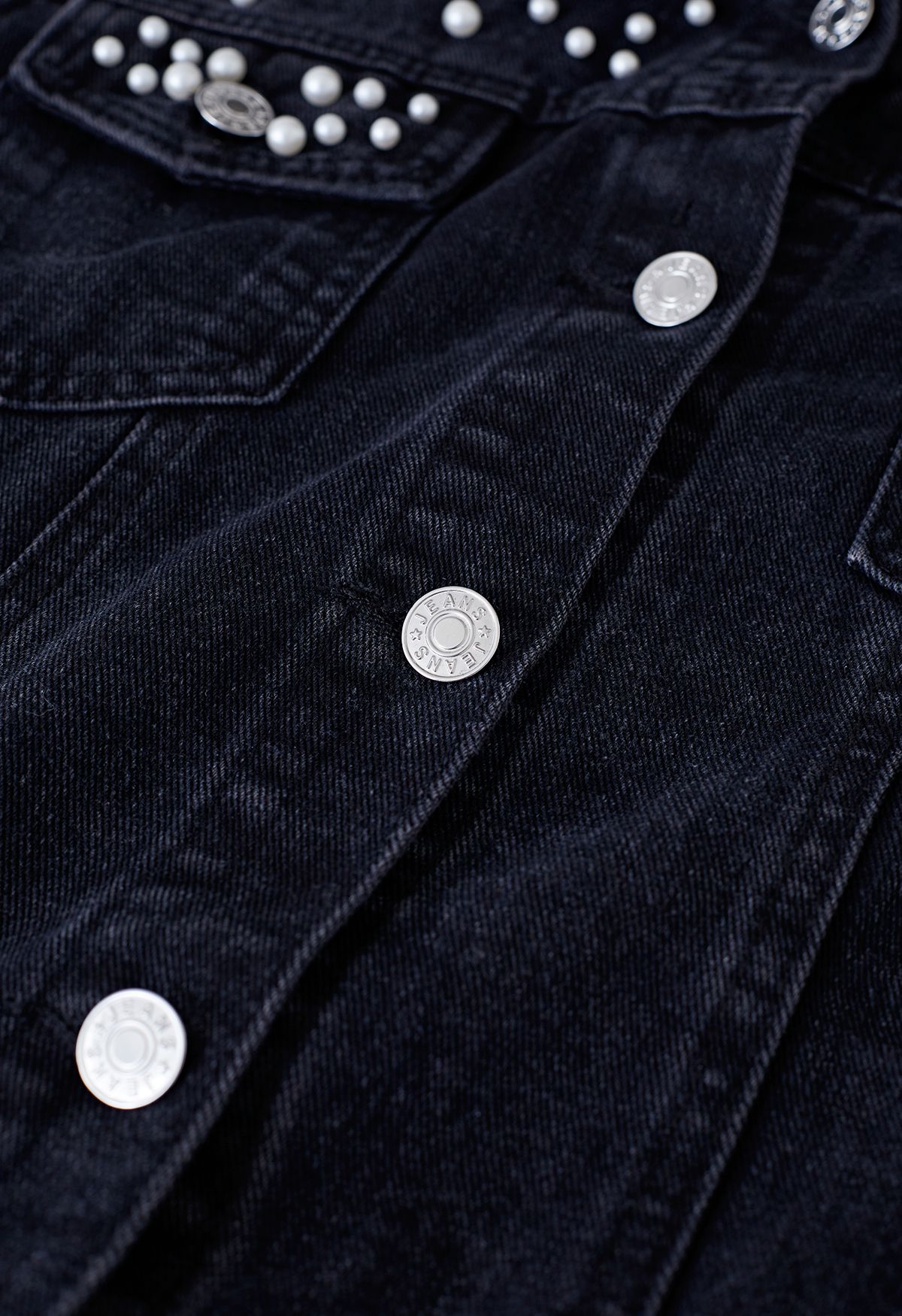 Veste en jean avec poche à rabat ornée de perles en noir
