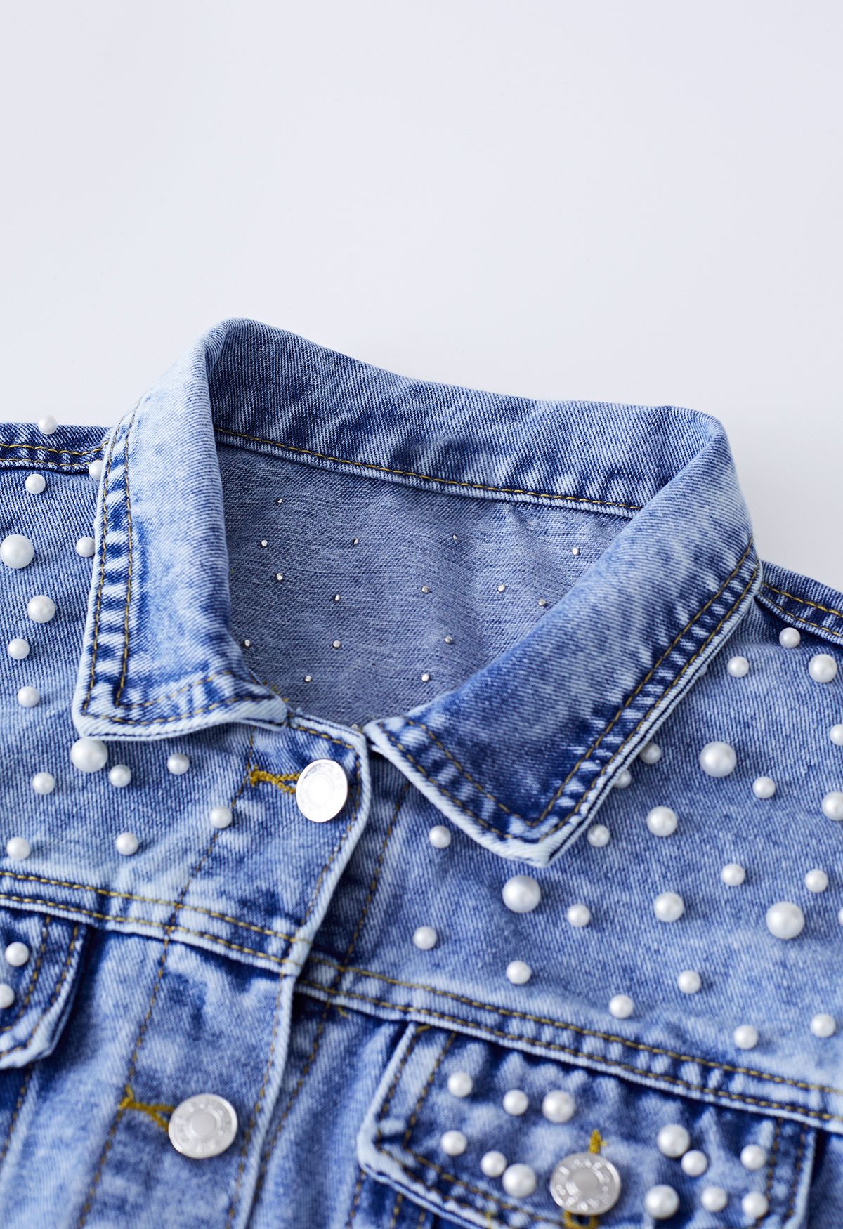 Veste en jean avec poche à rabat ornée de perles en bleu