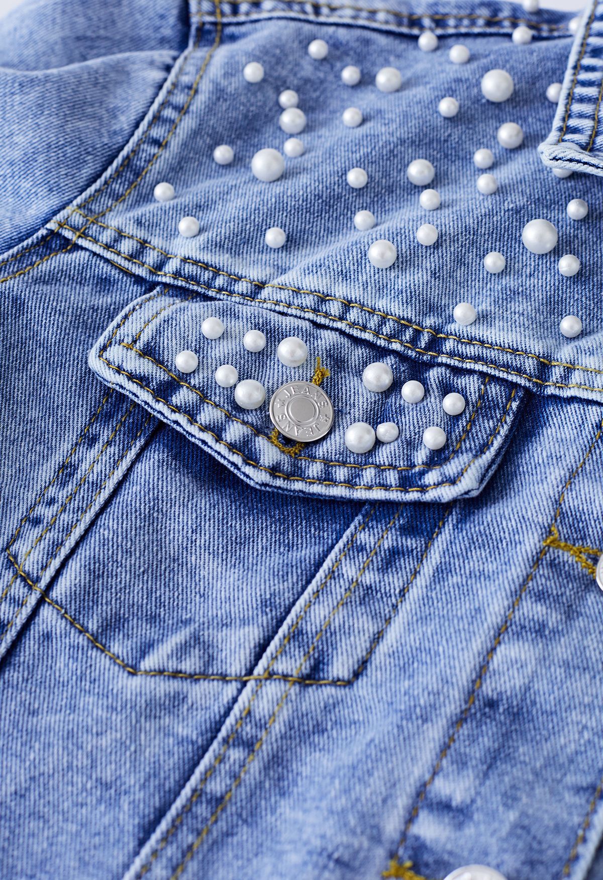 Veste en jean avec poche à rabat ornée de perles en bleu