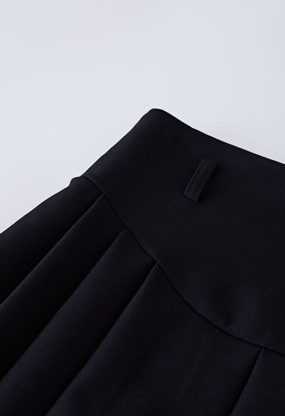 Mini-jupe plissée avec ceinture et détails de coutures en noir
