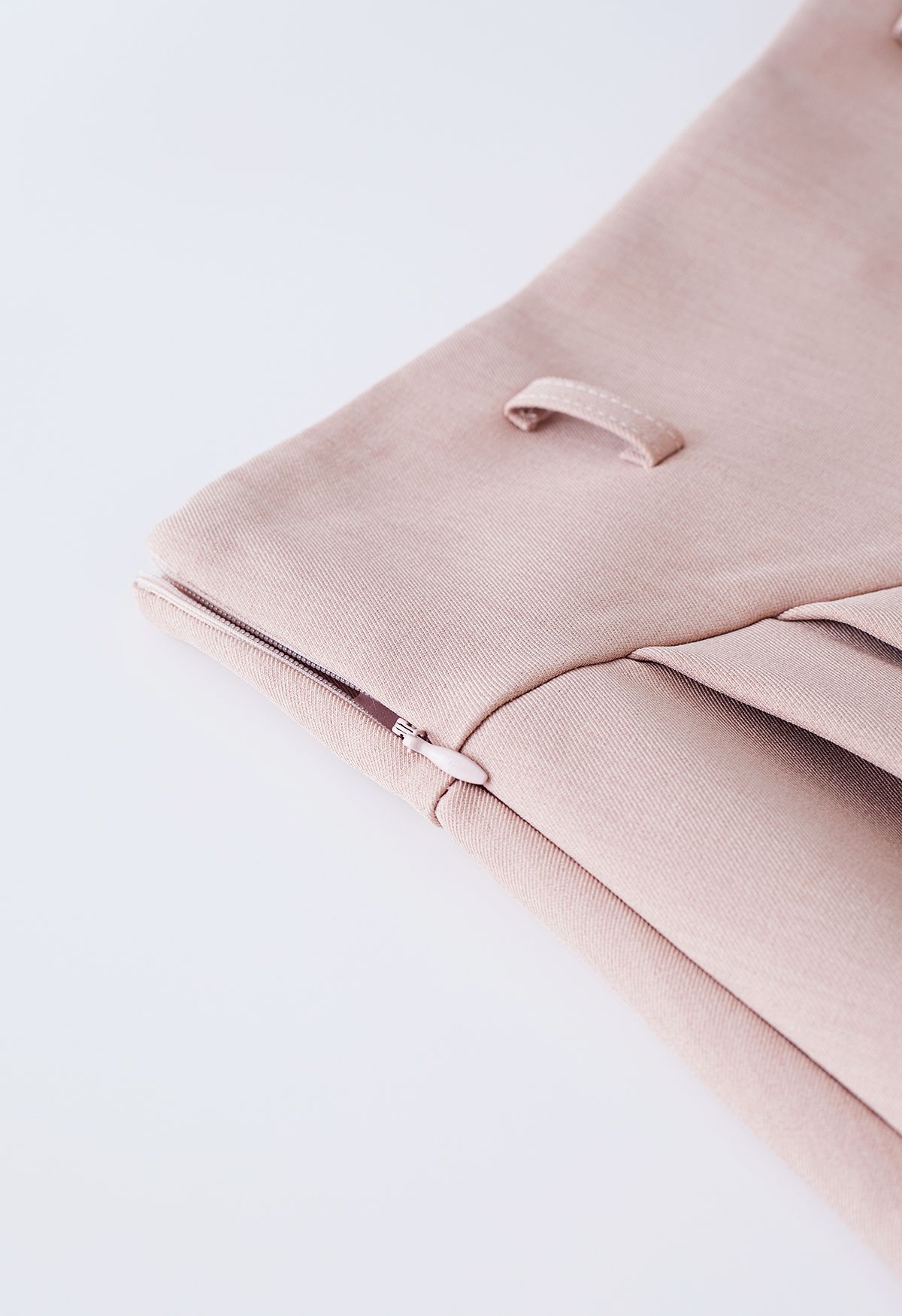 Mini-jupe plissée avec ceinture et détails de couture en rose