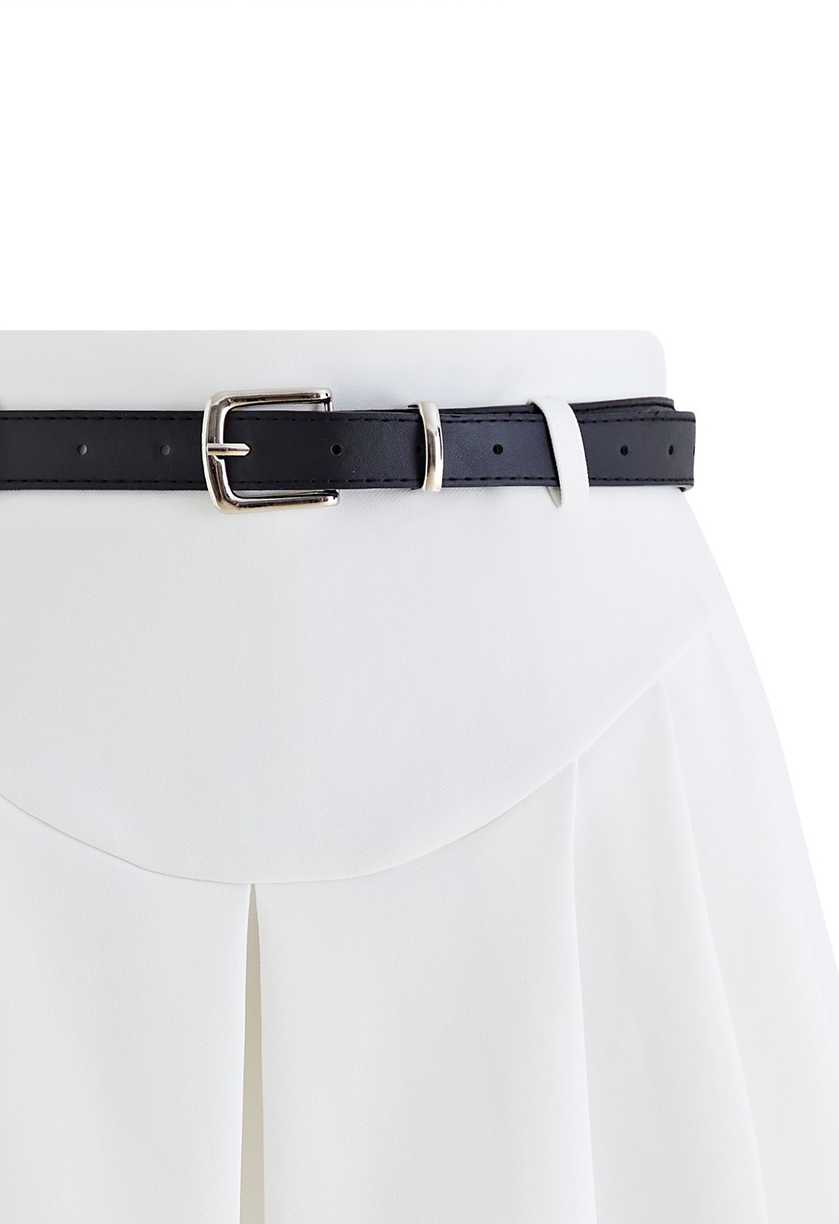 Mini-jupe plissée avec ceinture et détails de coutures en blanc