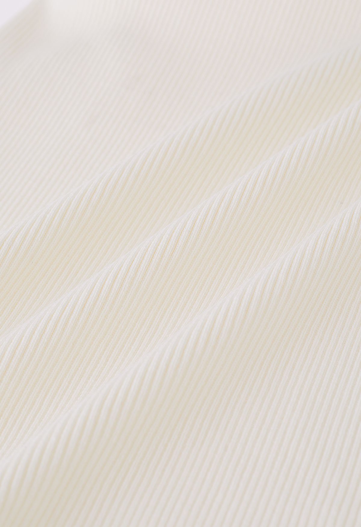 Robe moulante en tricot à épaules dénudées et manches transparentes en crème